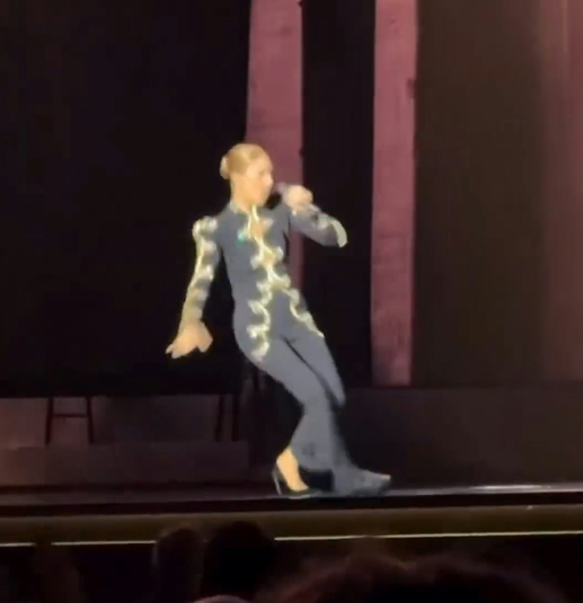 Celine Dion演唱會突失衡重摔倒地。