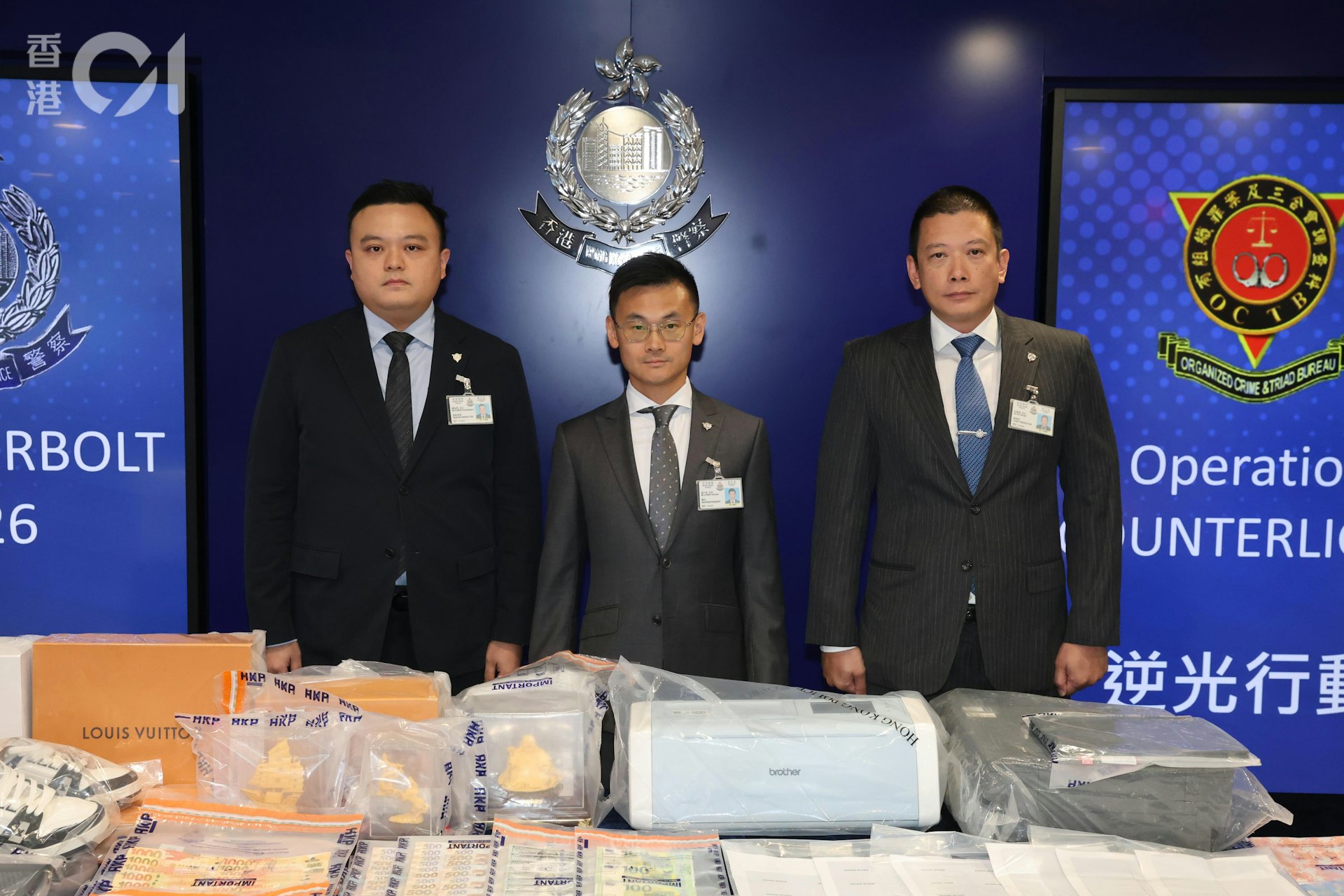 有組織罪案及三合會調查科高級督察陳栢堅(左)、警司周子軒(中)、及總督察何恩傑(右)交代案情。