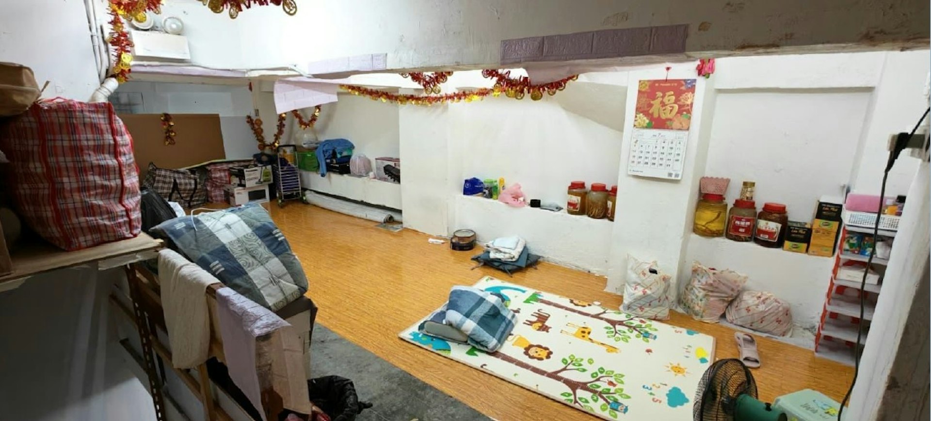 犯罪集團在同鄉會的閣樓鋪設簡單床鋪,供非法來港的同鄉窩藏,以減低被執法人員發現的風險。