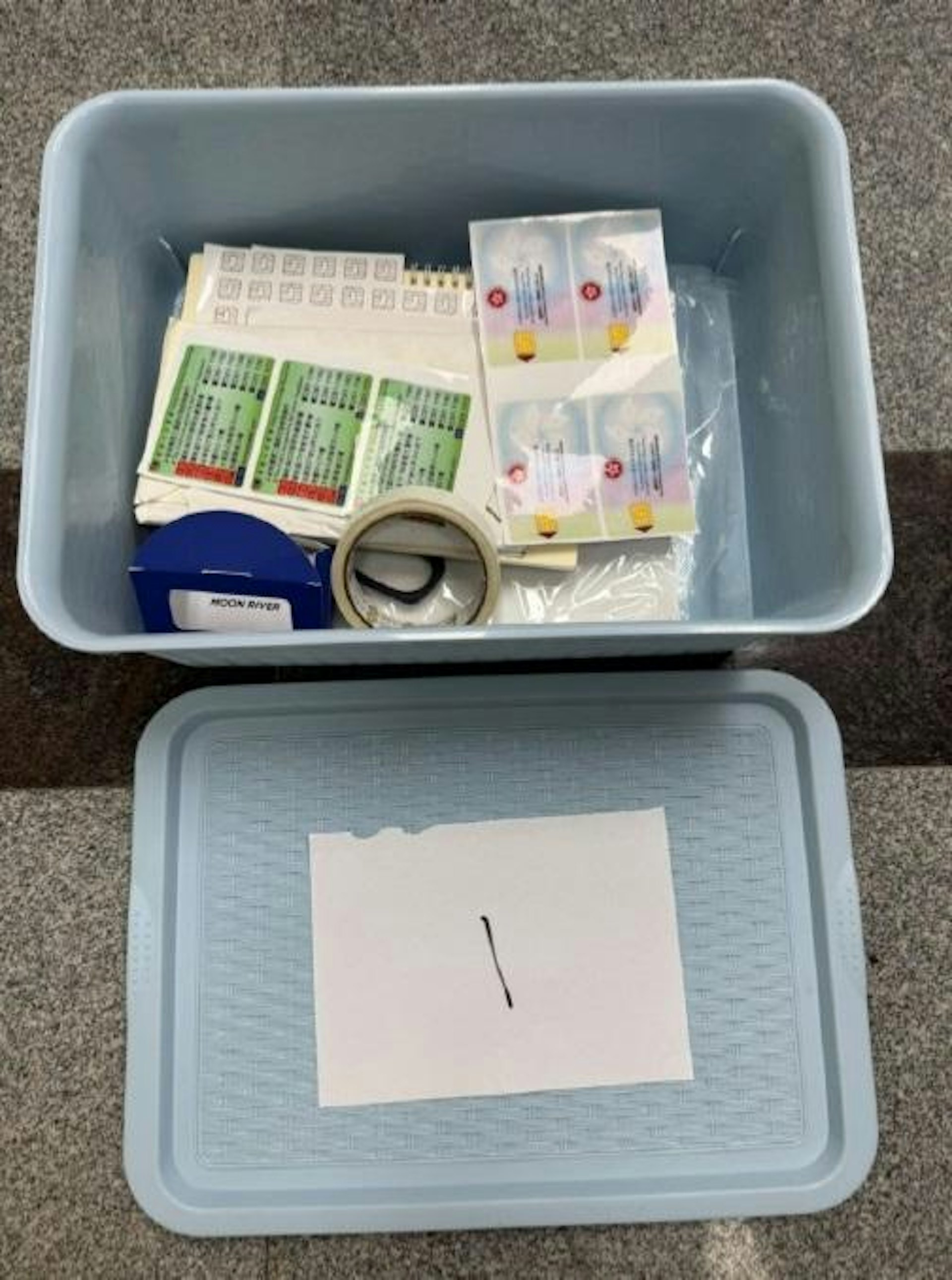犯罪集團成員以2,000至2,500港元的價格,提供劣質的仿製香港身份證,或建造業安全訓練證明書(俗稱「平安卡」),協助他們尋找工作。