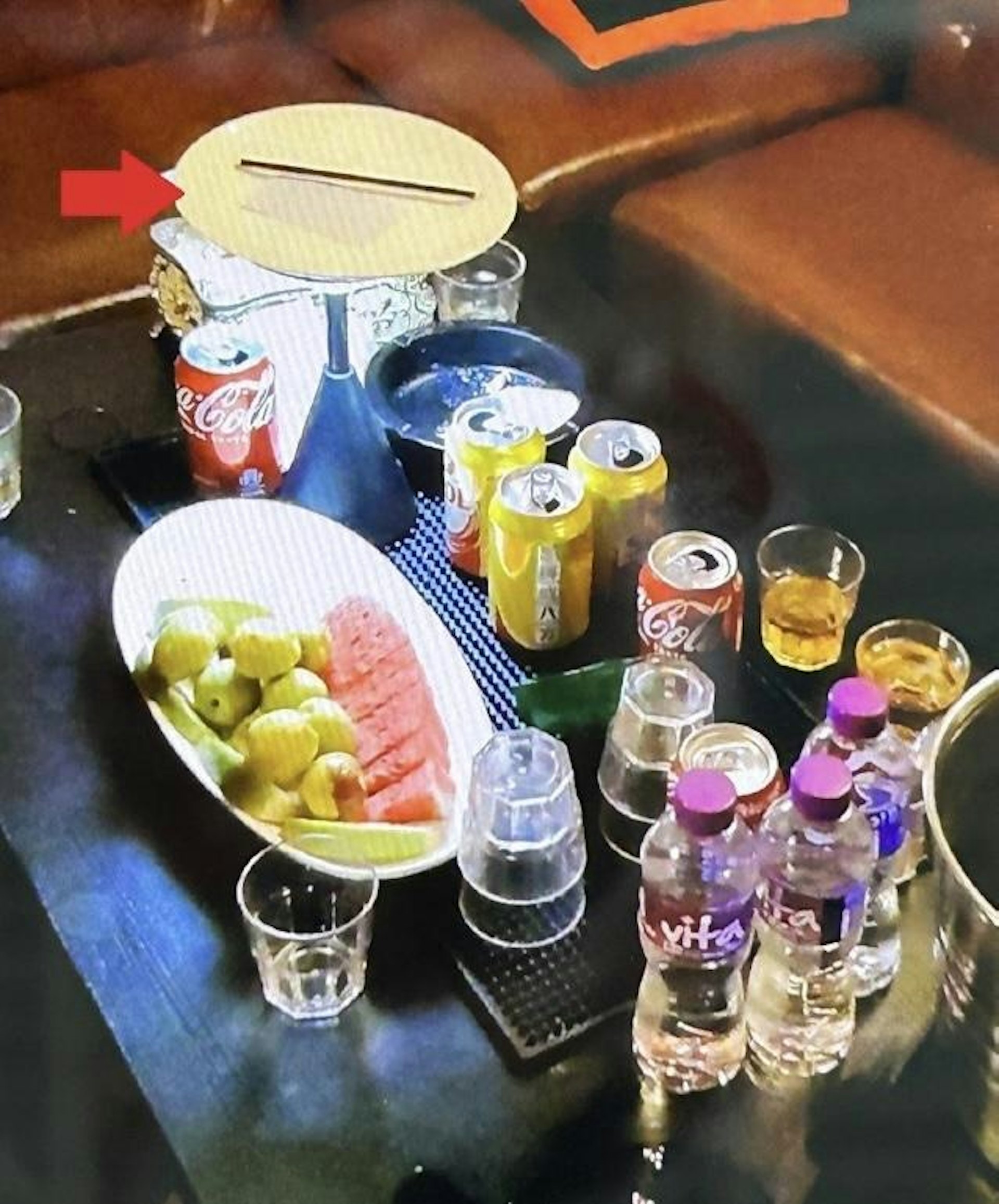 犯罪集團經營的無牌酒吧除售賣廉價酒水,也提供毒品予入場者吸食,包括懷疑可卡因(紅色箭嘴示)。