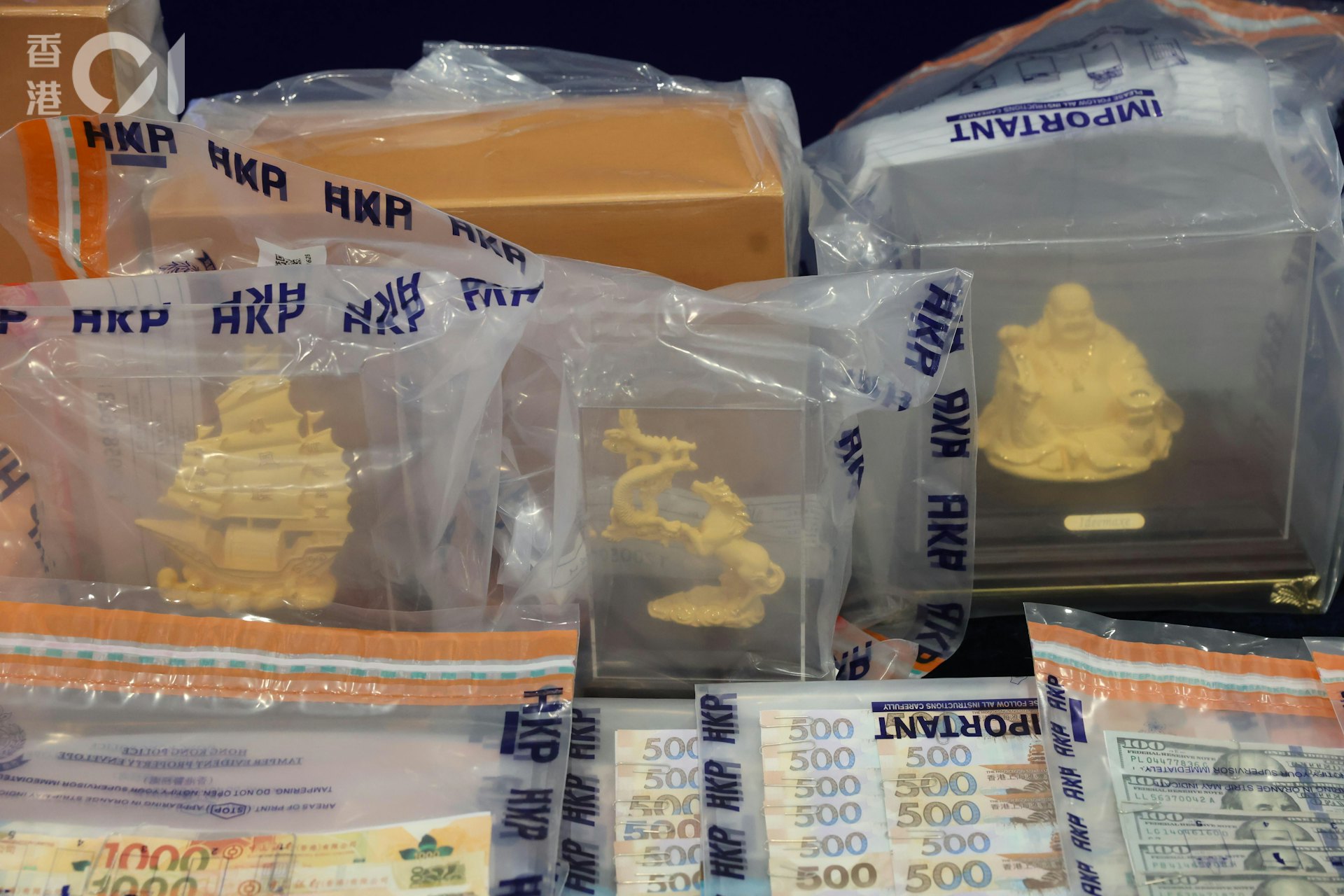 警方檢獲大量現金、手錶、金器、手袋;大量與高利貸有關的記錄,以及用於製作假證件的工具和假證件半製成品。