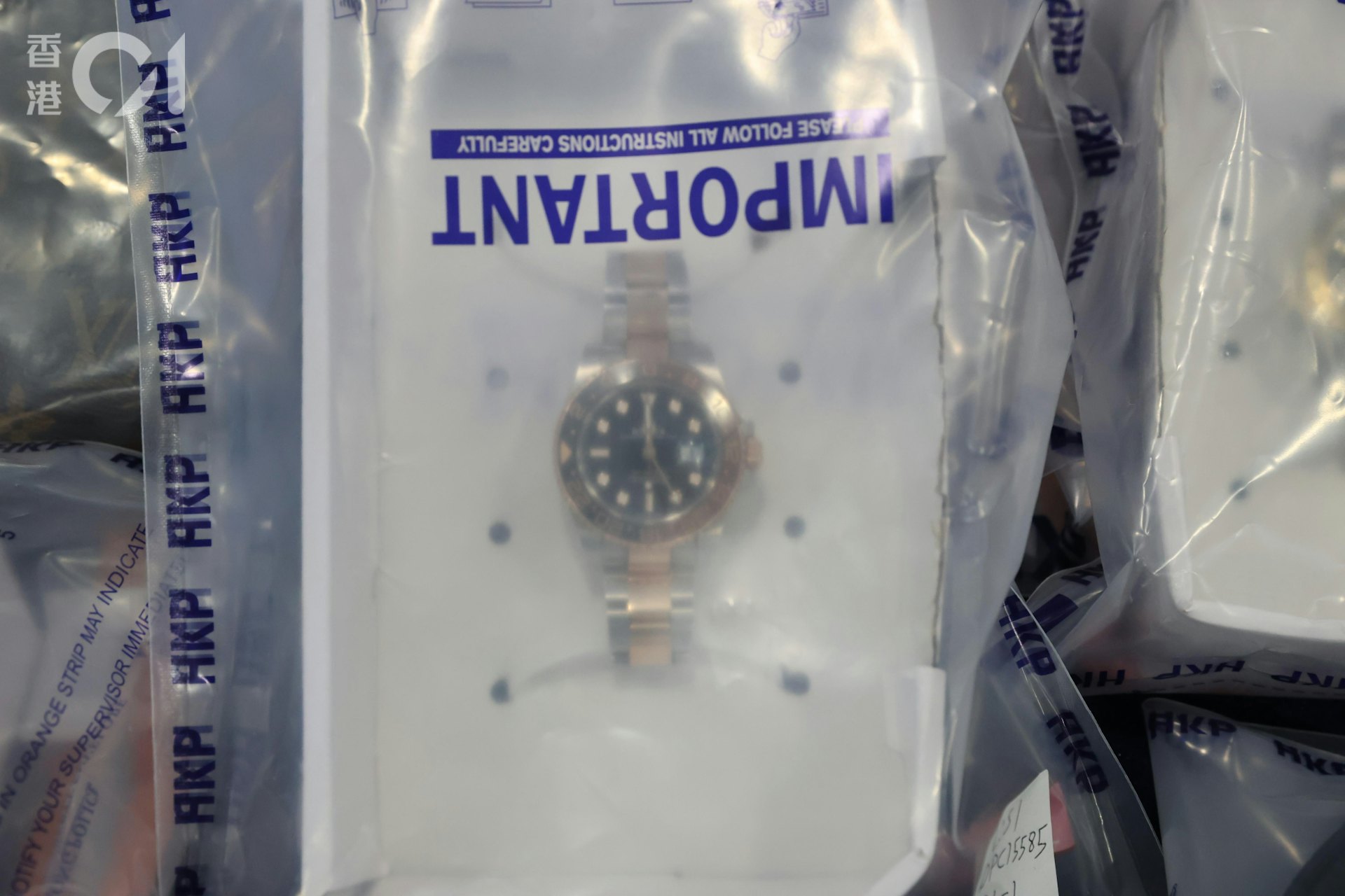 警方檢獲大量現金、手錶、金器、手袋;大量與高利貸有關的記錄,以及用於製作假證件的工具和假證件半製成品。