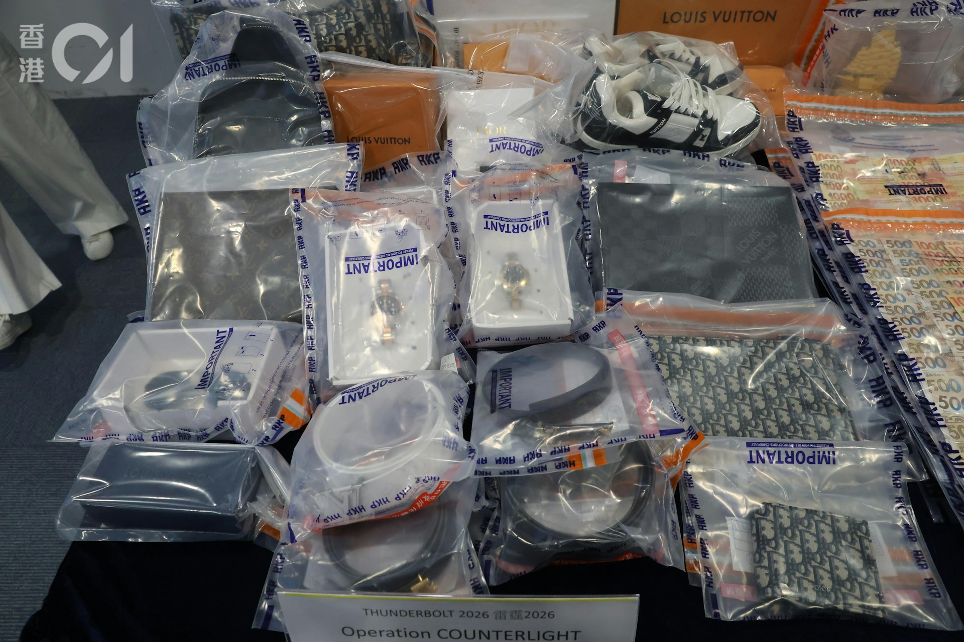 警方檢獲大量現金、手錶、金器、手袋;大量與高利貸有關的記錄,以及用於製作假證件的工具和假證件半製成品。