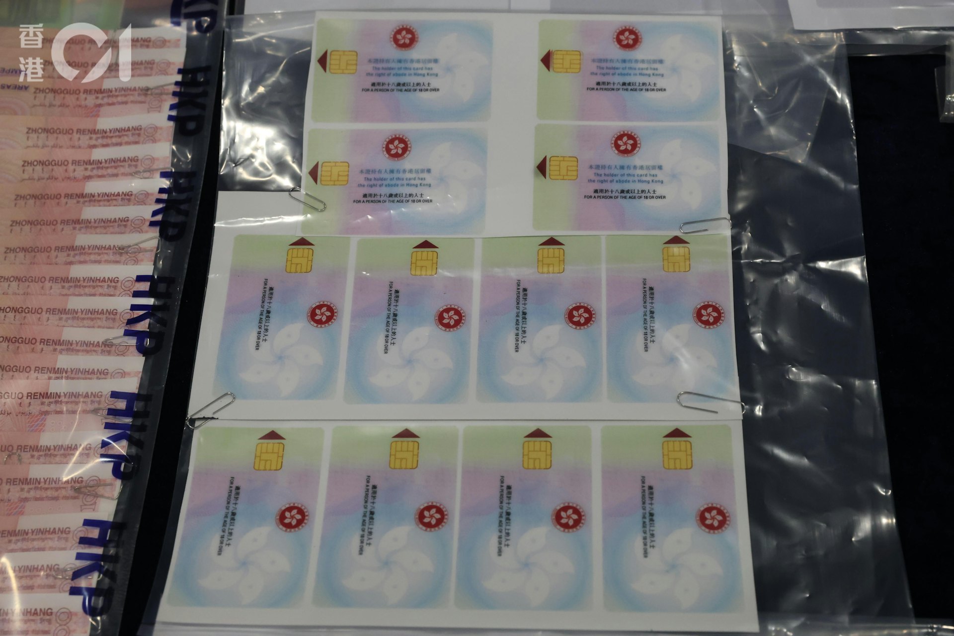 警方檢獲大量現金、手錶、金器、手袋;大量與高利貸有關的記錄,以及用於製作假證件的工具和假證件半製成品。