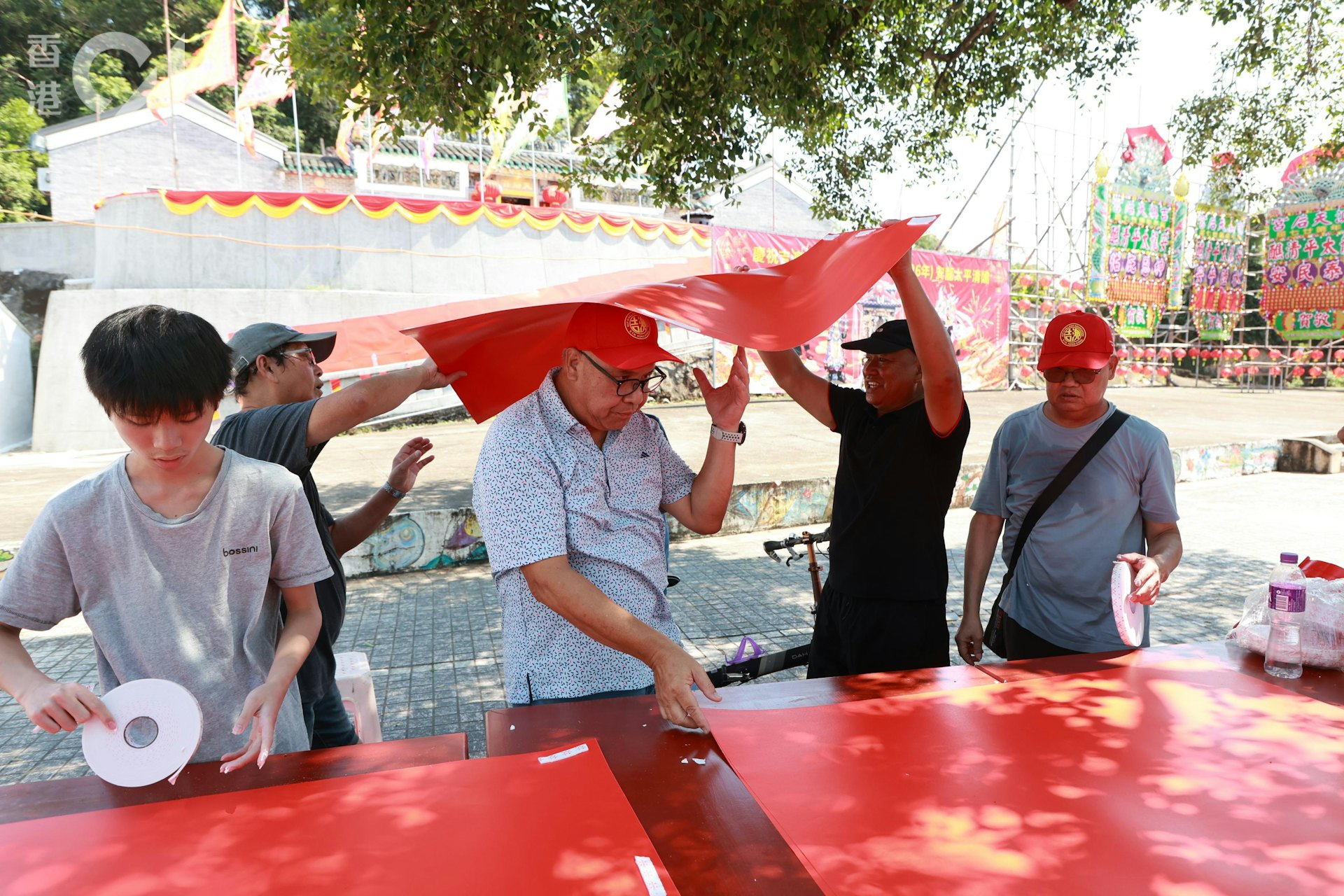島內有不少居民正緊鑼密鼓地繼續操持未盡之事。