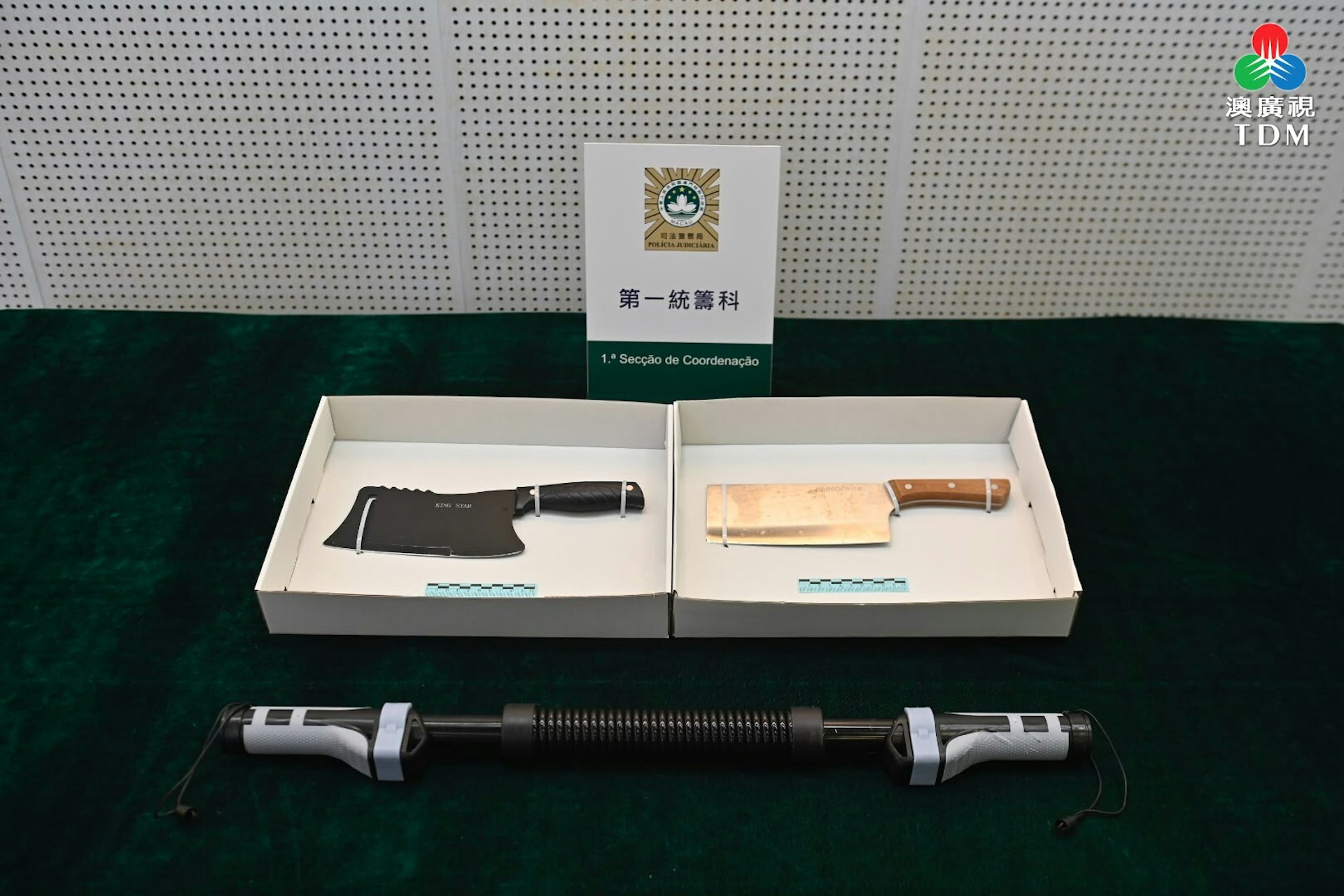 司警調查時發現案發單位客廳曾經被清理,現場留有少量血跡;並檢走案中的健身棒和兩把長逾10厘米的菜刀。