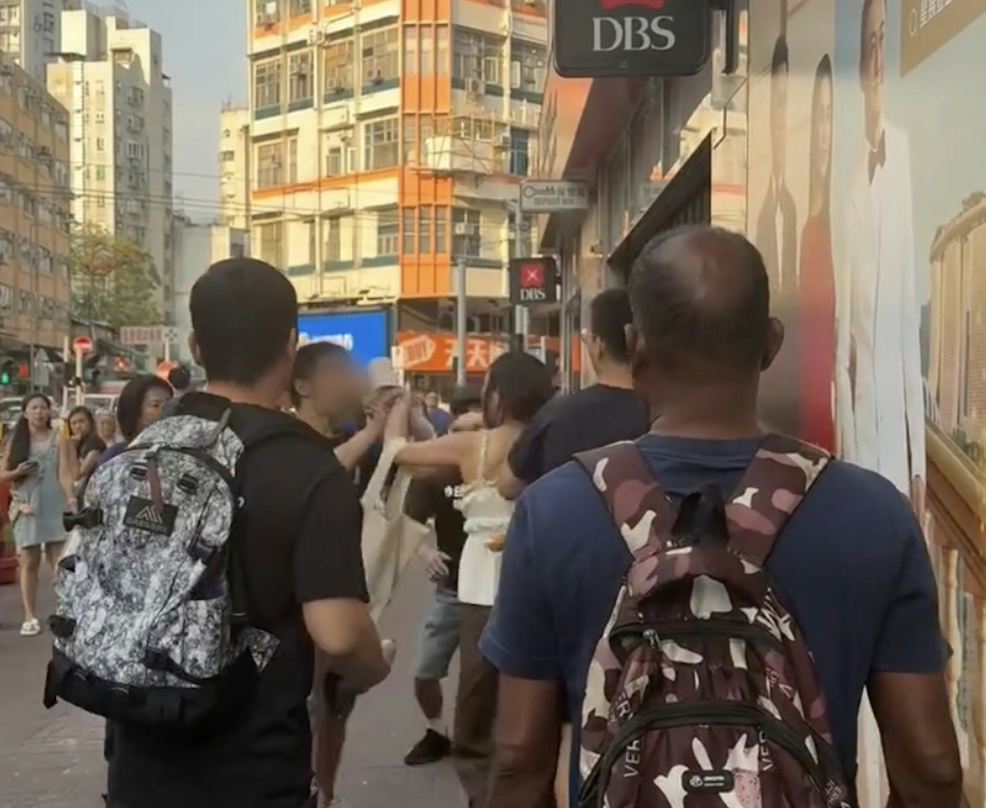 畫面左方一名灰褲男見狀上前扯開背心女。
