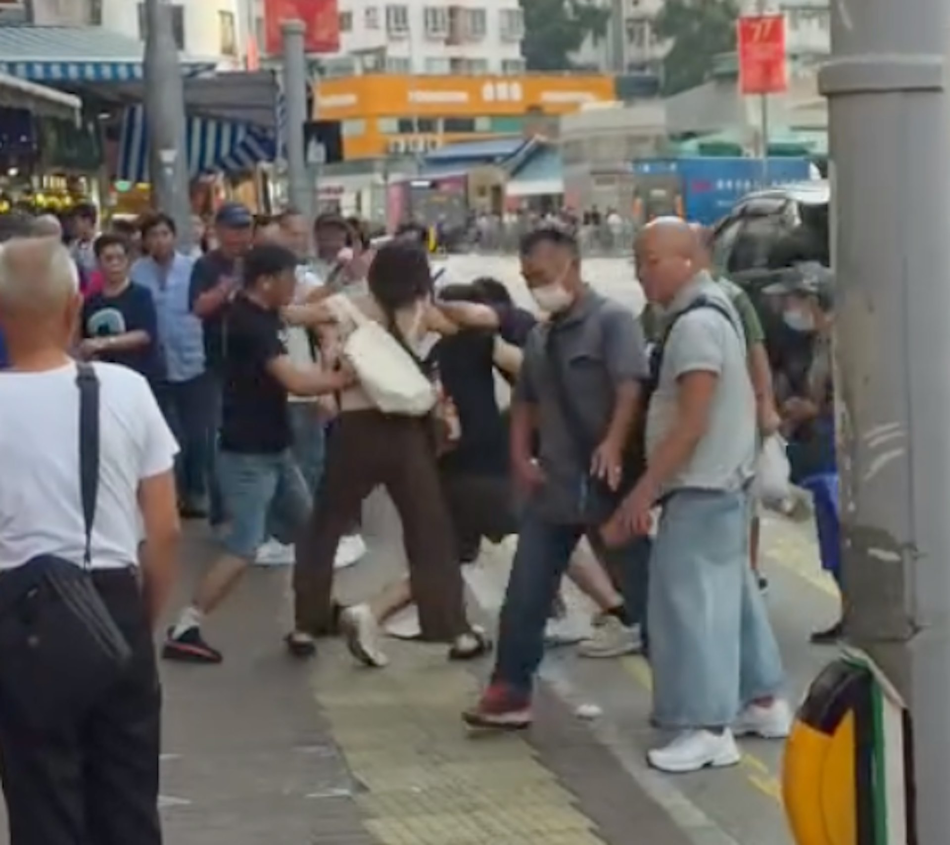 另一角度影片可見,4名男女仍在肉搏苦纏。