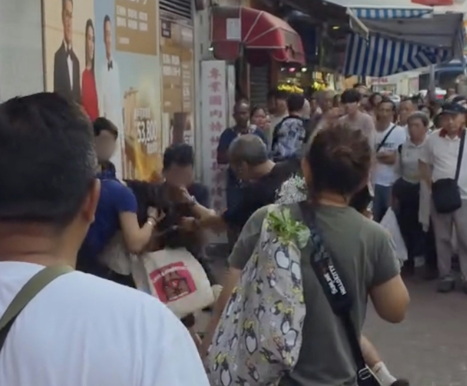 牛仔褲男用力拉扯背心女的頭髮。