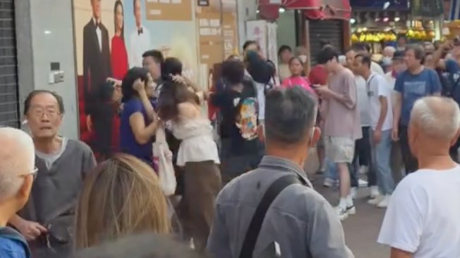 街頭MMA有片|元朗5人大混戰 兩女互扯頭髮 3男埋身肉搏狂出拳
