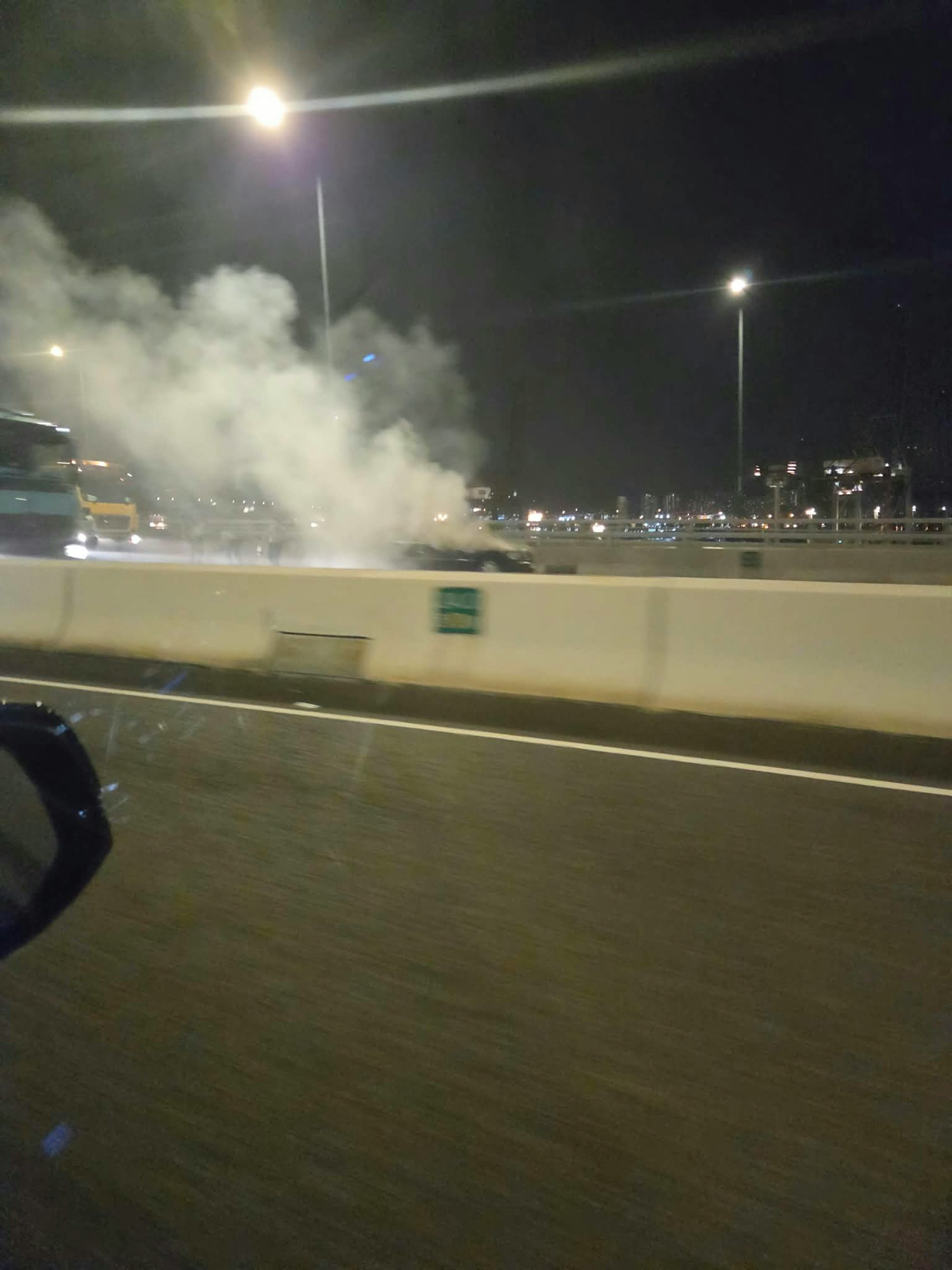 私家車冒出大量濃煙。