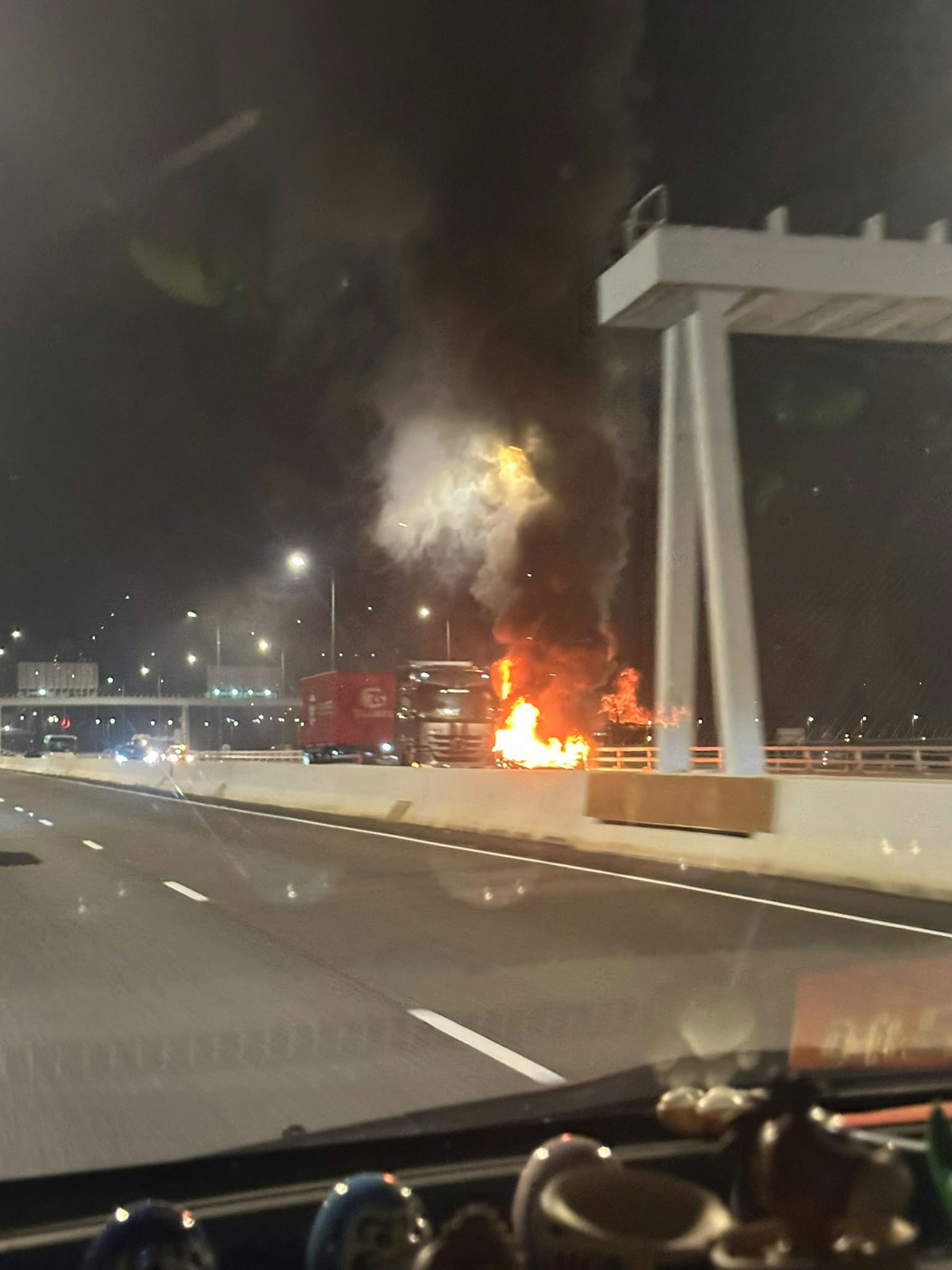 私家車冒出大量濃煙,火勢猛烈。