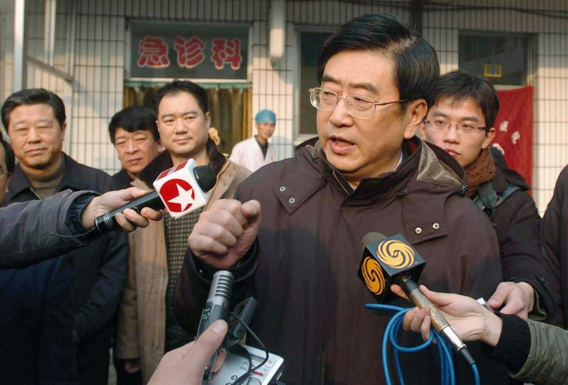 2000年代山西矿难频发。图为2007年12月9日,山西省代省长孟学农,到山西省临汾市洪洞县外科医院,看望洪洞煤矿爆炸事故的伤者。