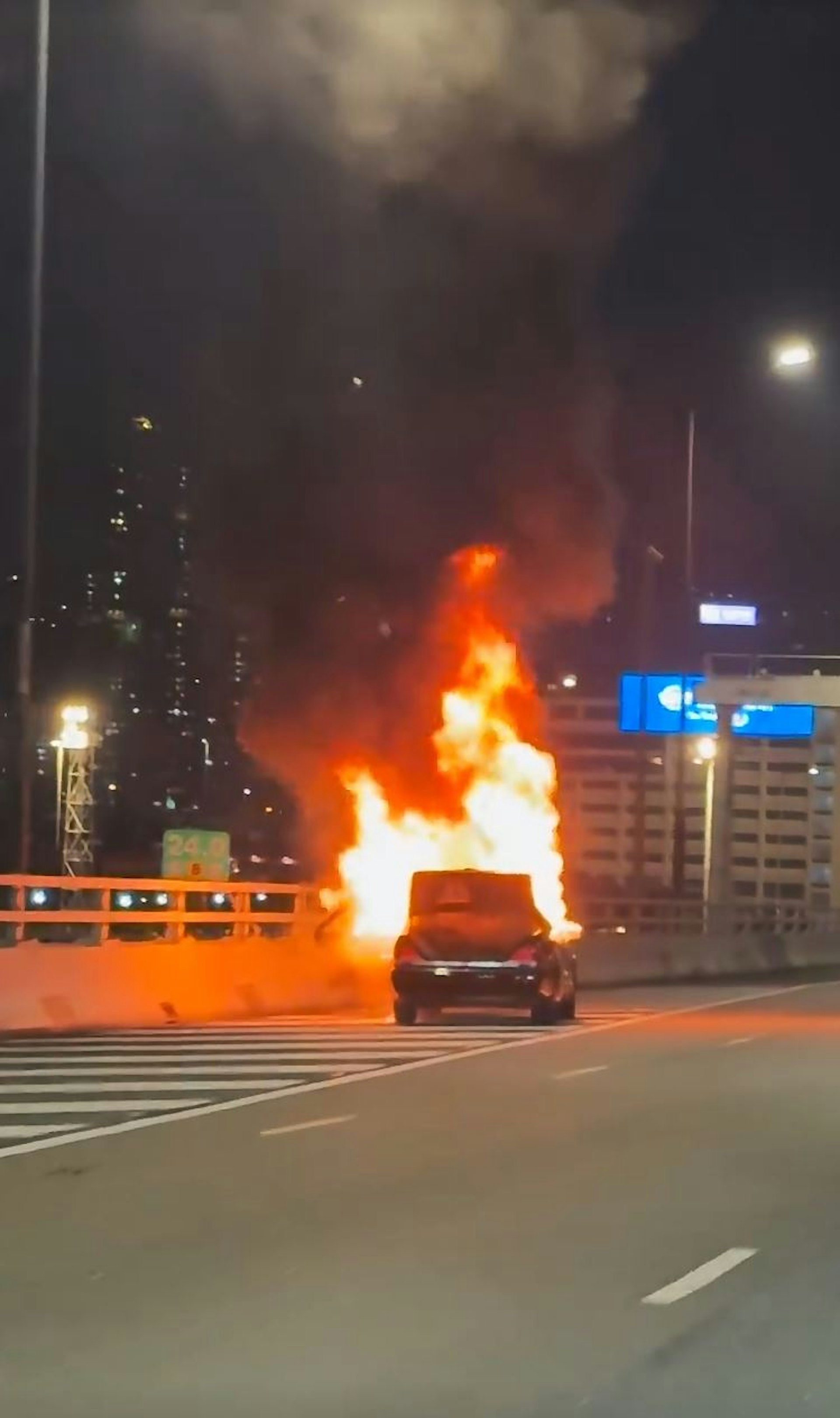昂船洲大橋發生私家車火警,「反斗奇兵」裝扮男女司機乘客成功脫險 昂船洲大橋發生私家車火警,「反斗奇兵」裝扮男女司機乘客成功脫險