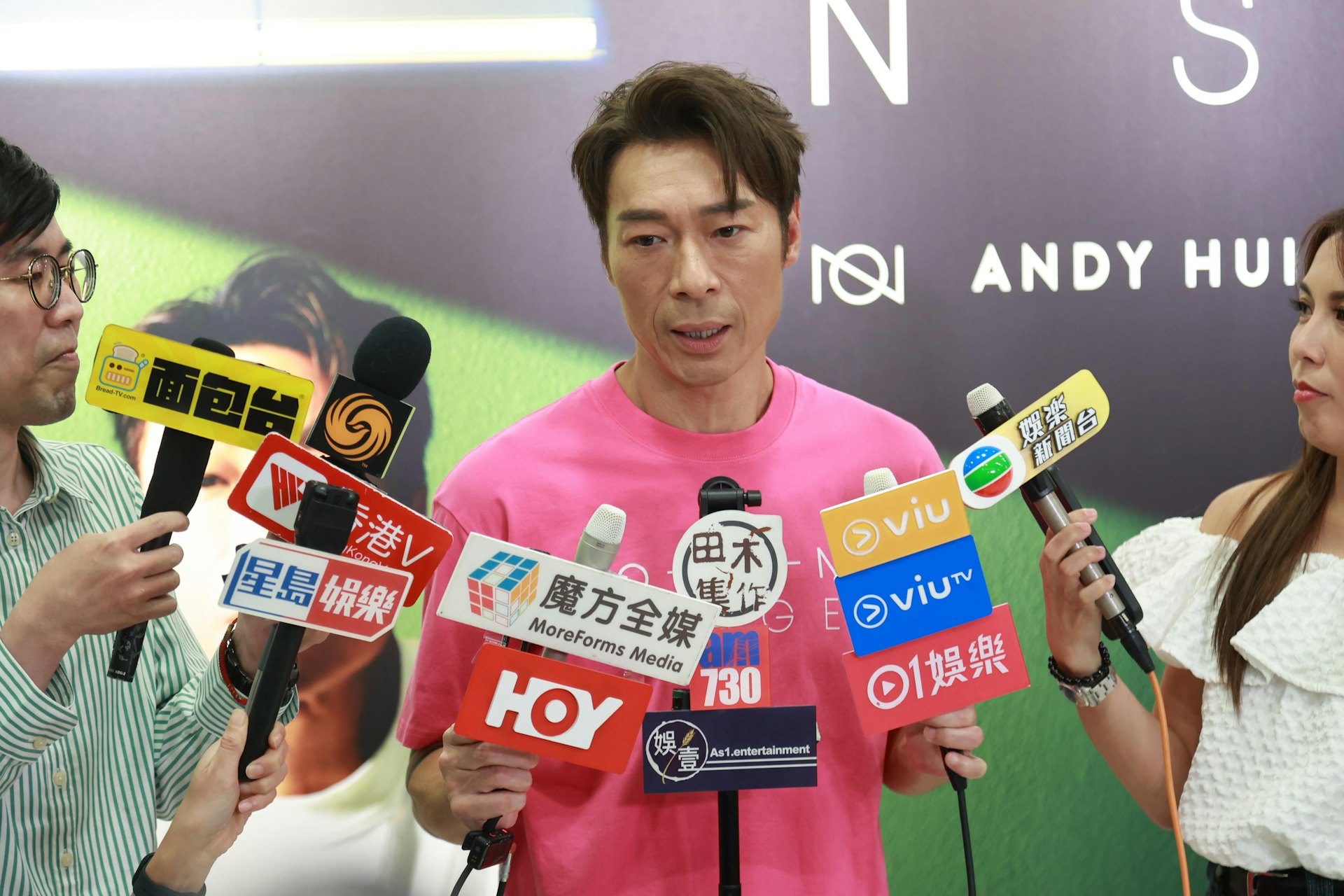 為紀念梅姐冥壽,今晚許志安亦多唱一首梅姐金曲《親密愛人》。