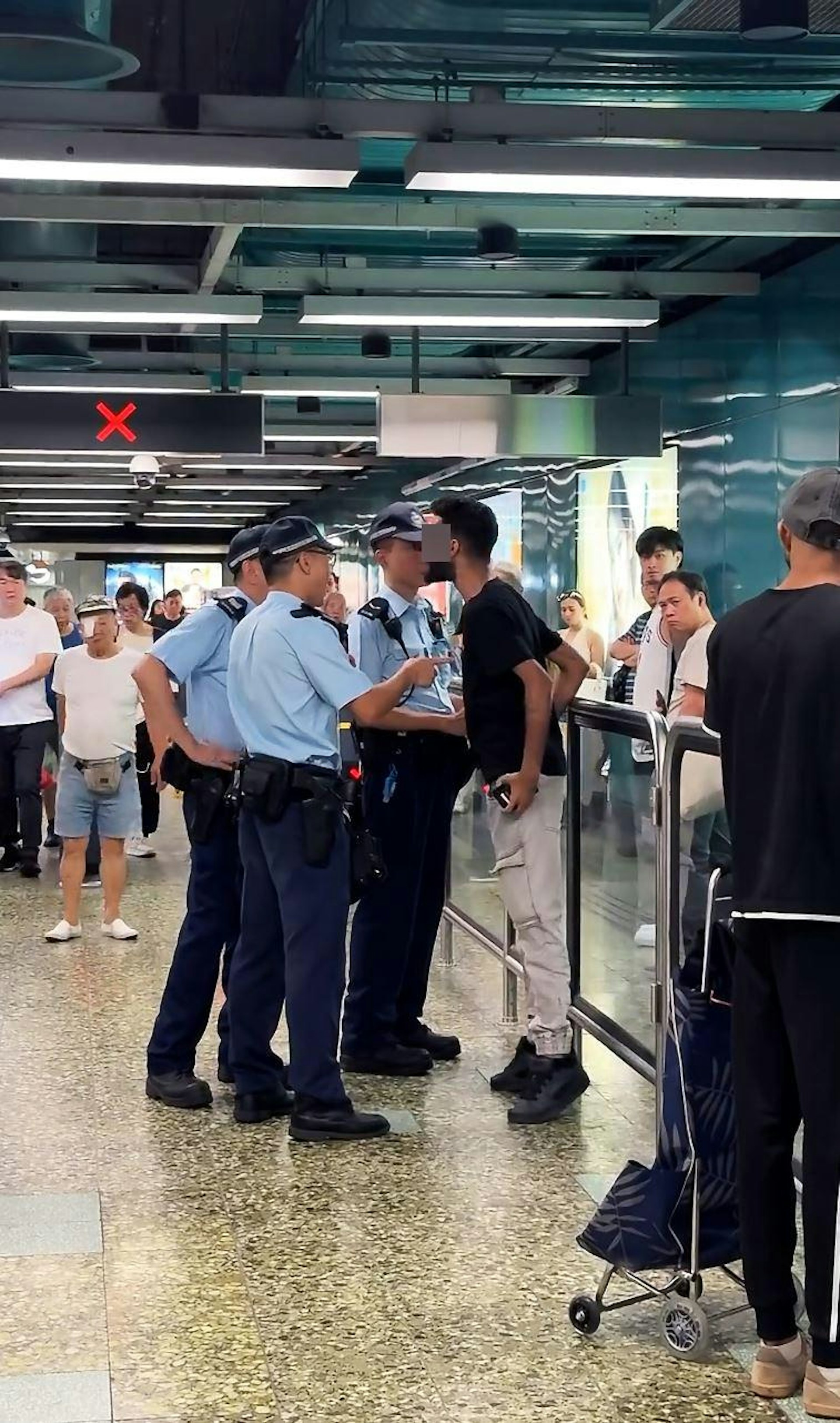 港鐵深水埗站男子與警員衝突:被指使用粗口,涉嫌違反鐵路附例遭拘捕 港鐵深水埗站男子與警員衝突:被指使用粗口,涉嫌違反鐵路附例遭拘捕
