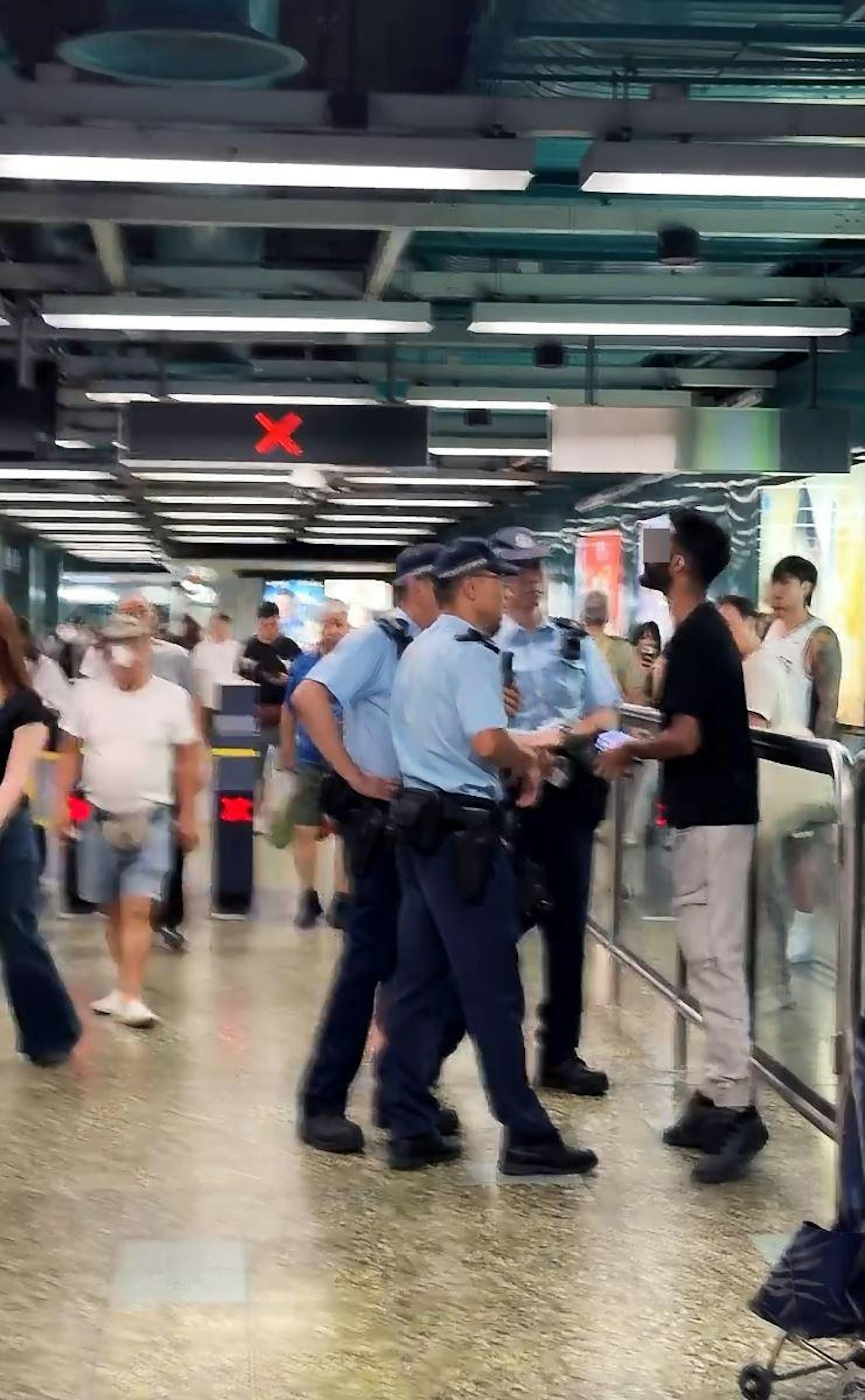 眾警不斷勸喻他保持冷靜,但男子越來越大聲「你冷靜啲」。