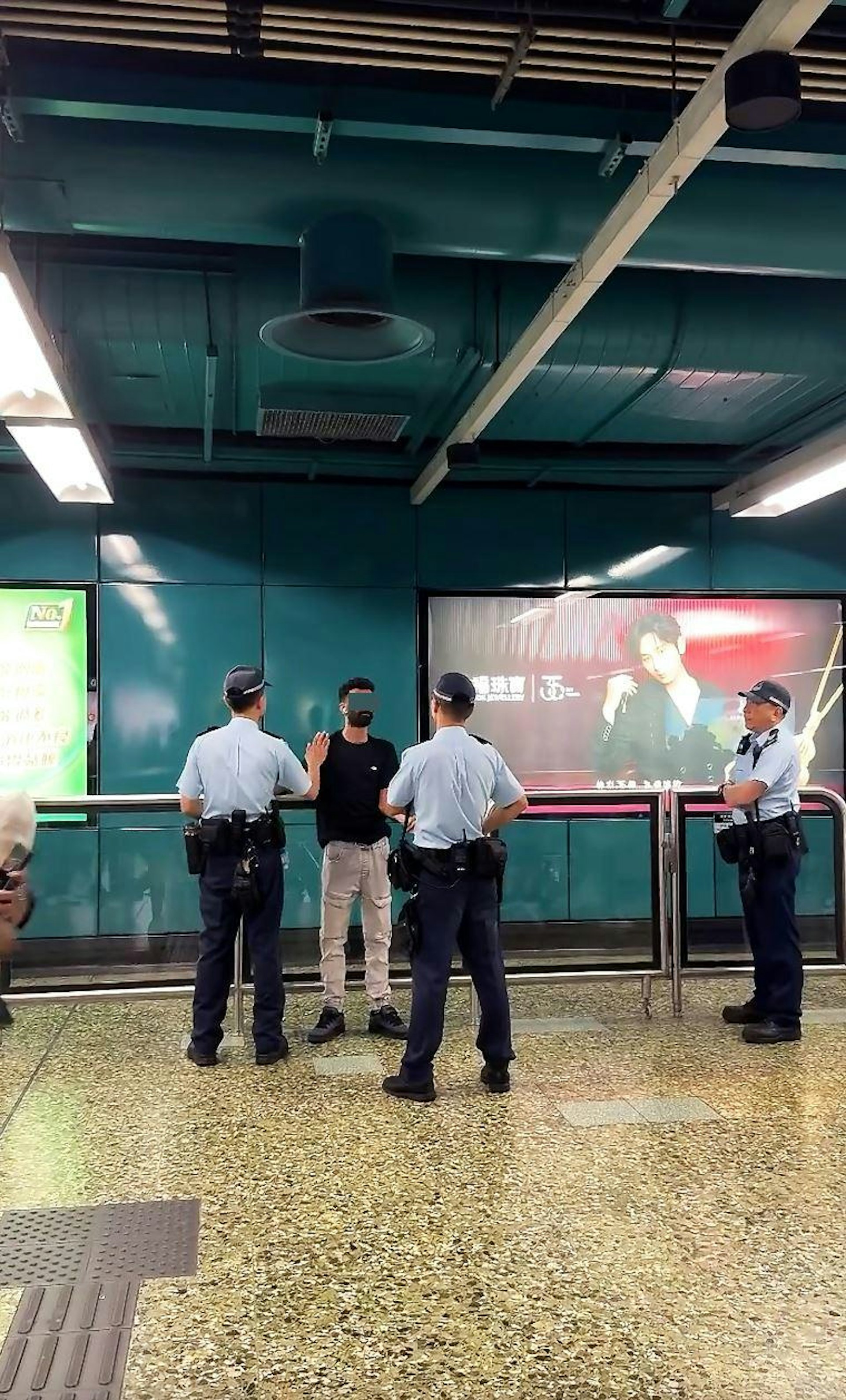 雙方繼續對峙,男子仍然保持囂張,聲稱「我無講粗口,我講個X字,唔X得呀?」、「唔通為咗你哋3個,改我講嘢方法?」、「你以為(我係)Kai子,我就唔係Kai」。