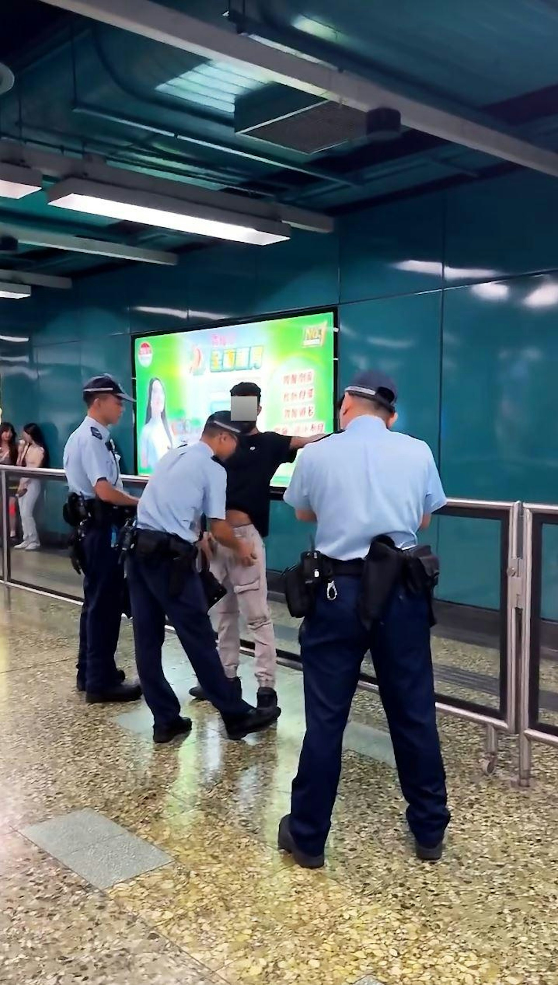 警員開始搜身,男子要求「你唔好咁X大力,搜還搜」。