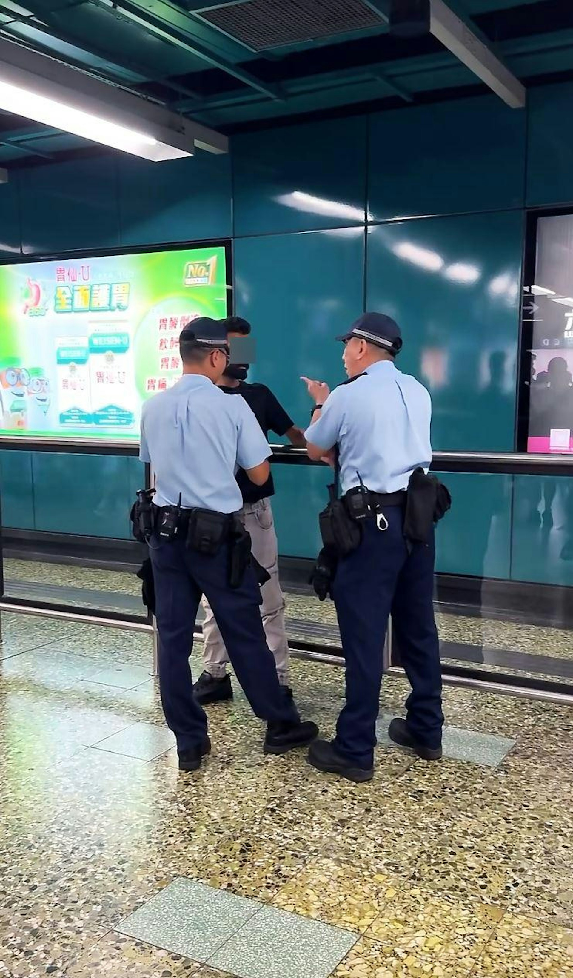 該名被指控爆粗的警長走近,再次否認指控,同時指出男子「講晒粗口,我哋錄影晒」、「你就唔可以講粗口,你明唔明?」。
