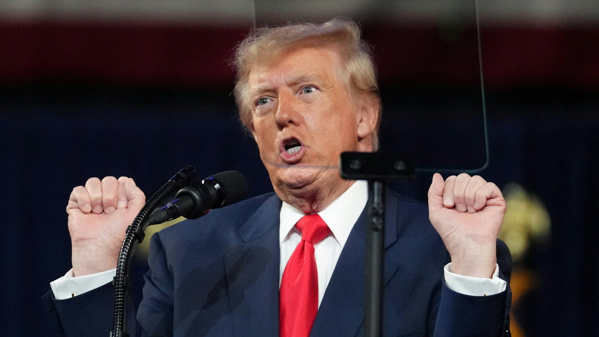 2026年10月10日,美國田納西州,總統特朗普(Donald Trump)在一個競選集會上發表講話並舉起雙拳。