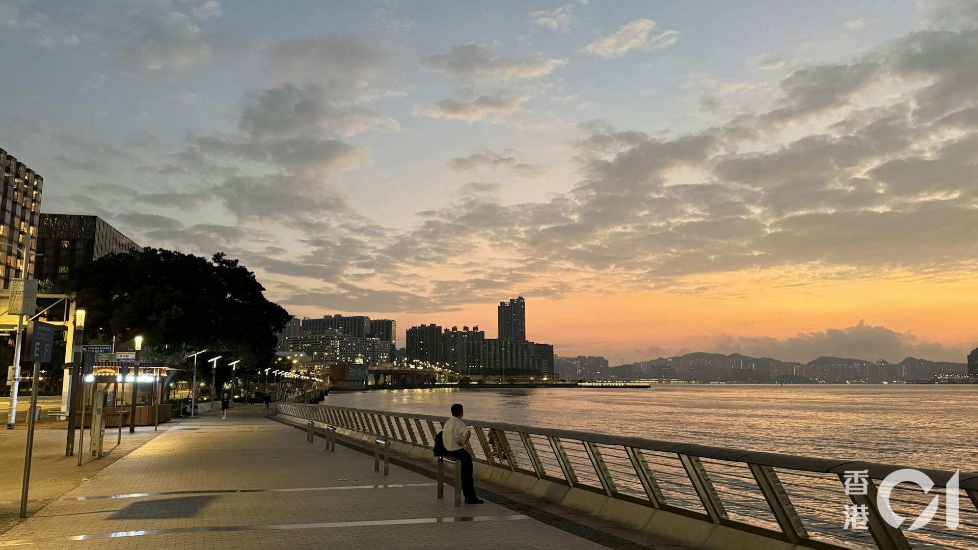 天文台指出,今日(11日)大致天晴,日間乾燥及炎熱,市區最高氣溫約31度,新界再高兩三度,最高紫外線指數大約是8,強度屬於甚高。