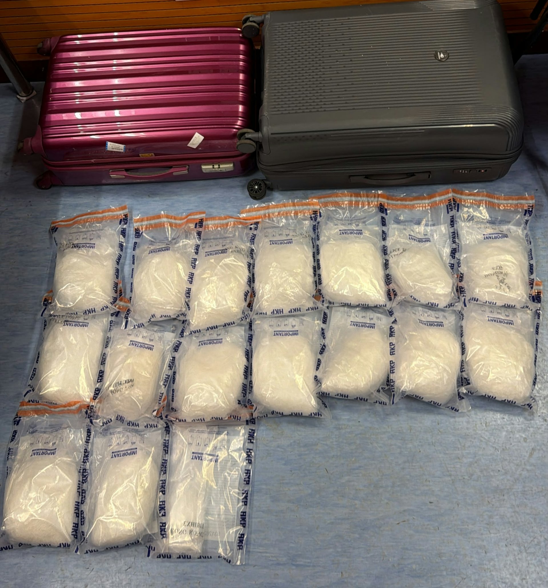 警方檢獲共約14公斤懷疑冰毒,以及一批懷疑毒品包裝工具,包括電子磅及透明膠袋。