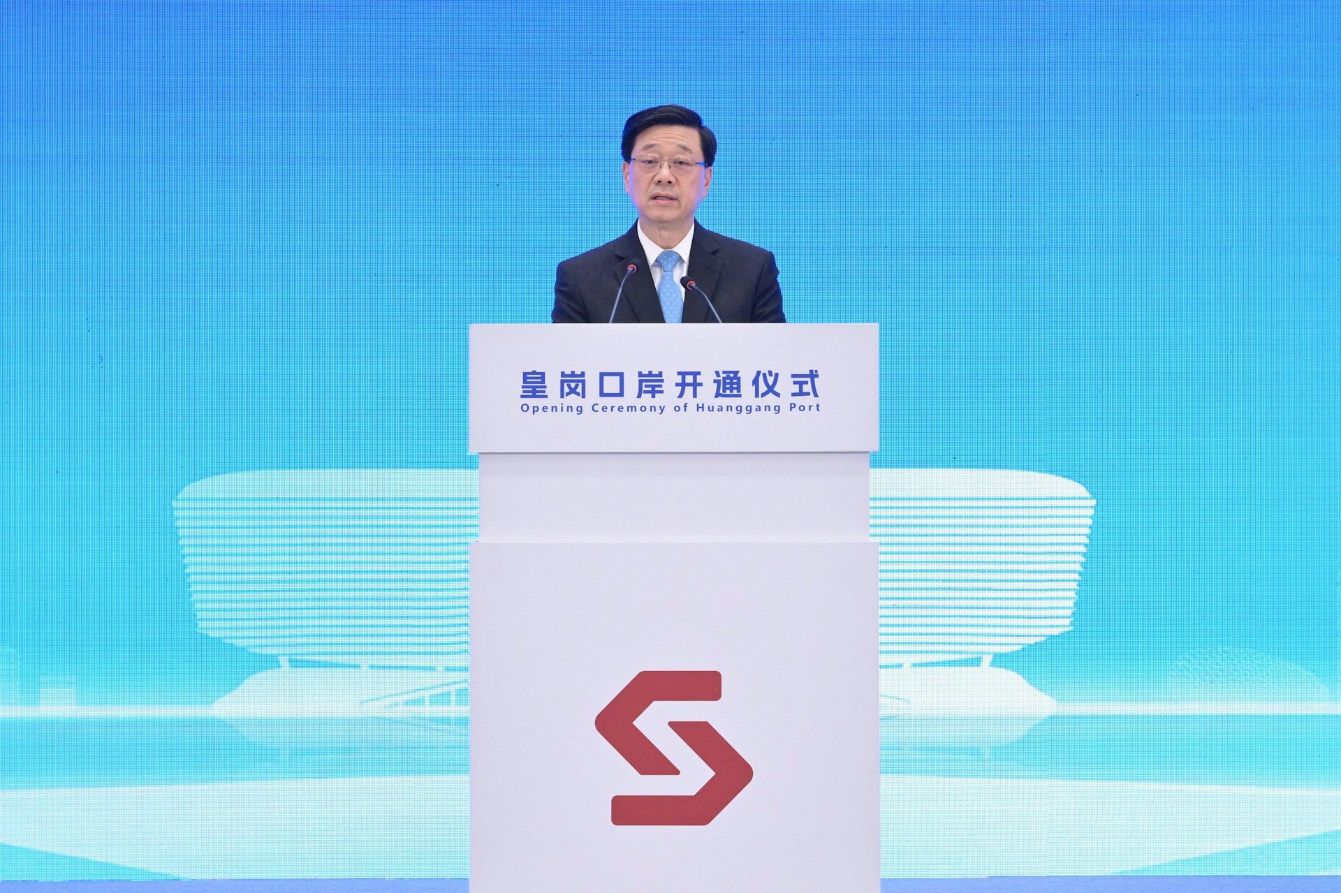 新皇崗口岸正式啟用:李家超攜手深圳領導人見證粵港澳大灣區跨境通關新模式 新皇崗口岸正式啟用:李家超攜手深圳領導人見證粵港澳大灣區跨境通關新模式