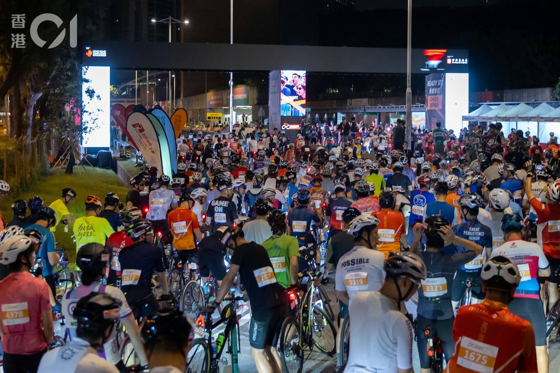 香港單車節今日(11日)舉行,清晨五點多,56公里組別率先起步。