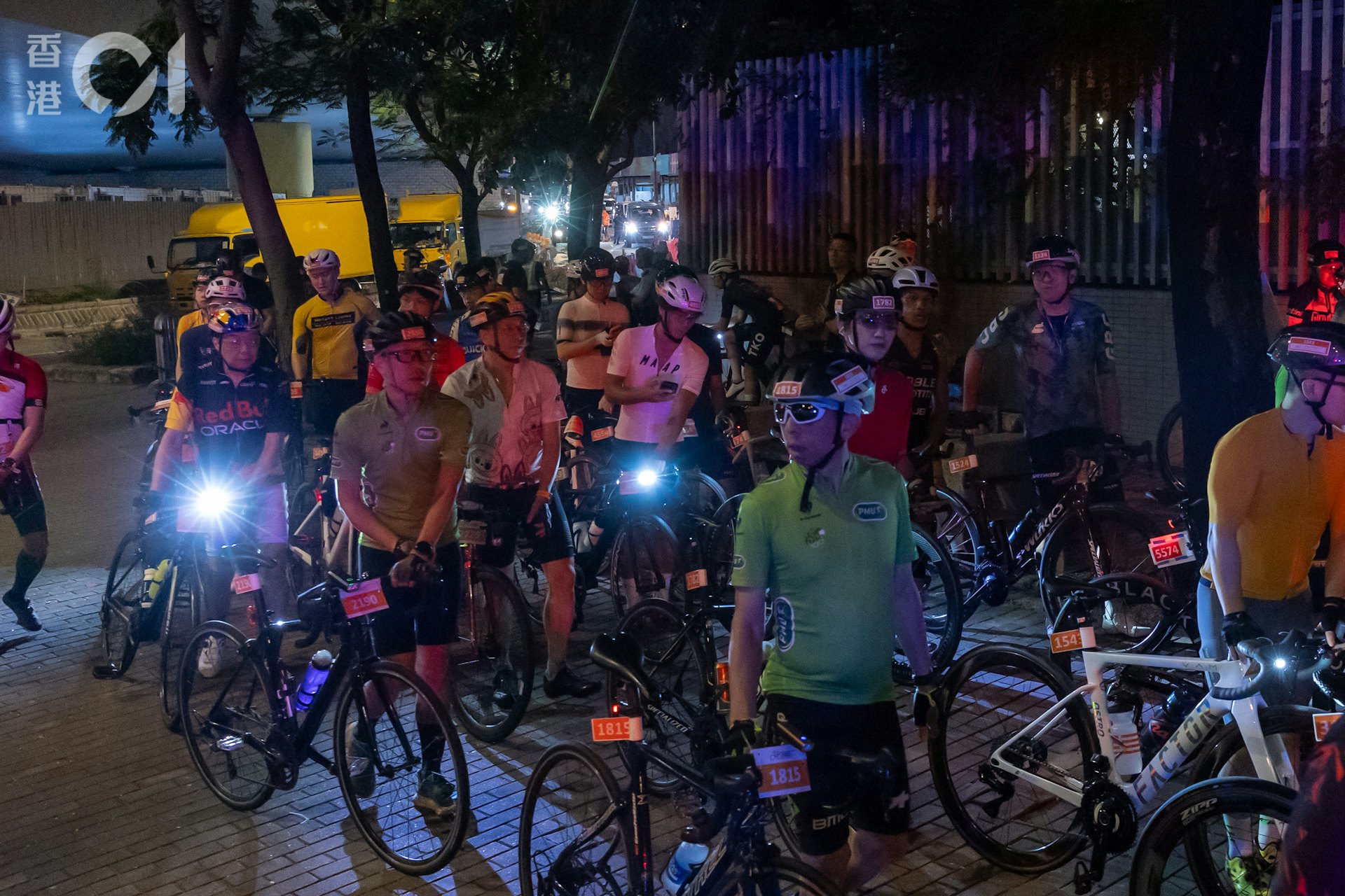 香港單車節今日(11日)舉行,清晨五點多,56公里組別率先起步。