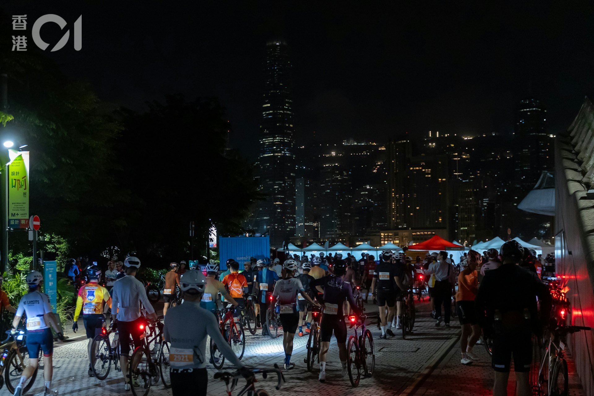香港單車節今日(11日)舉行,清晨五點多,56公里組別率先起步。