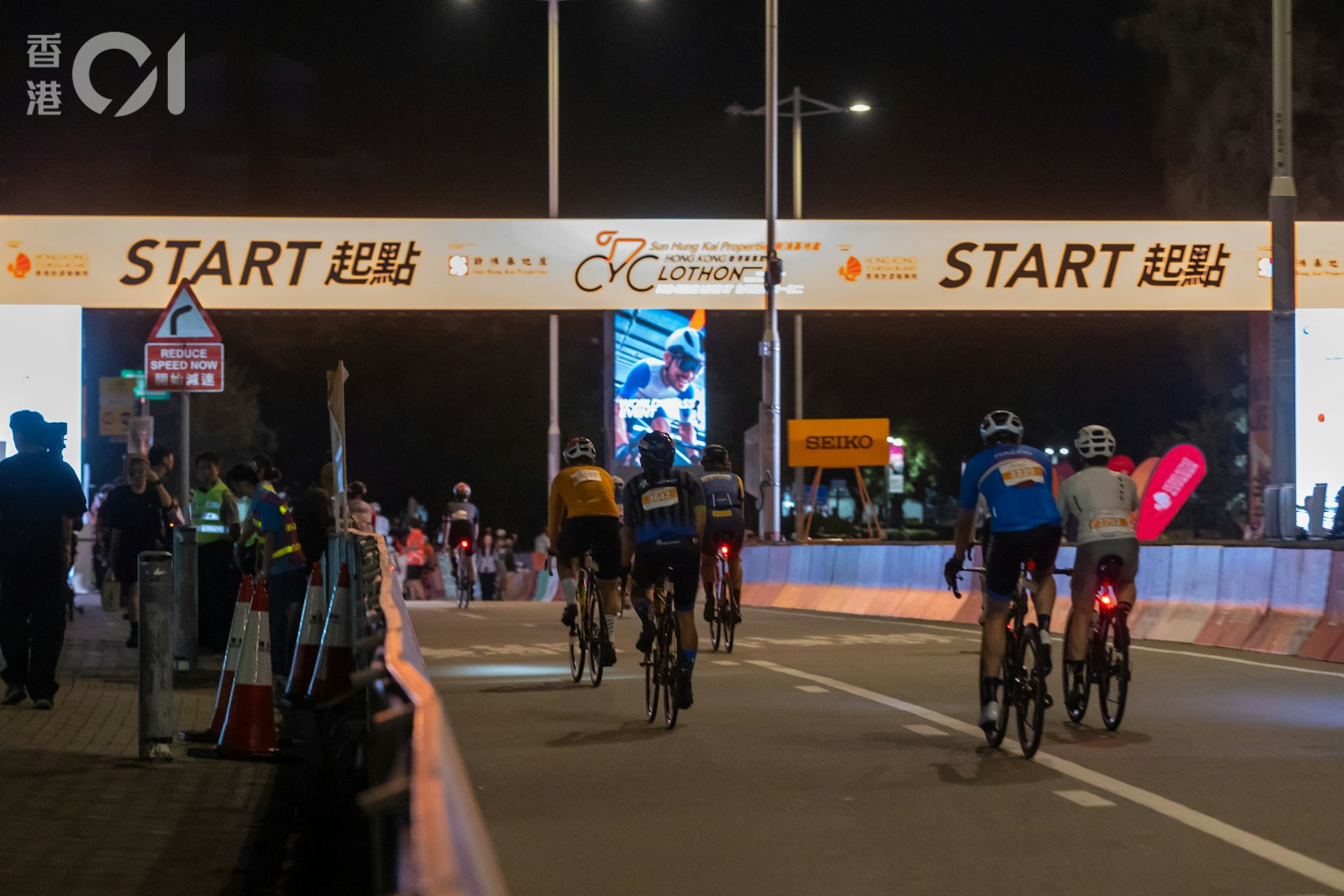 香港單車節今日(11日)舉行,清晨五點多,56公里組別率先起步。