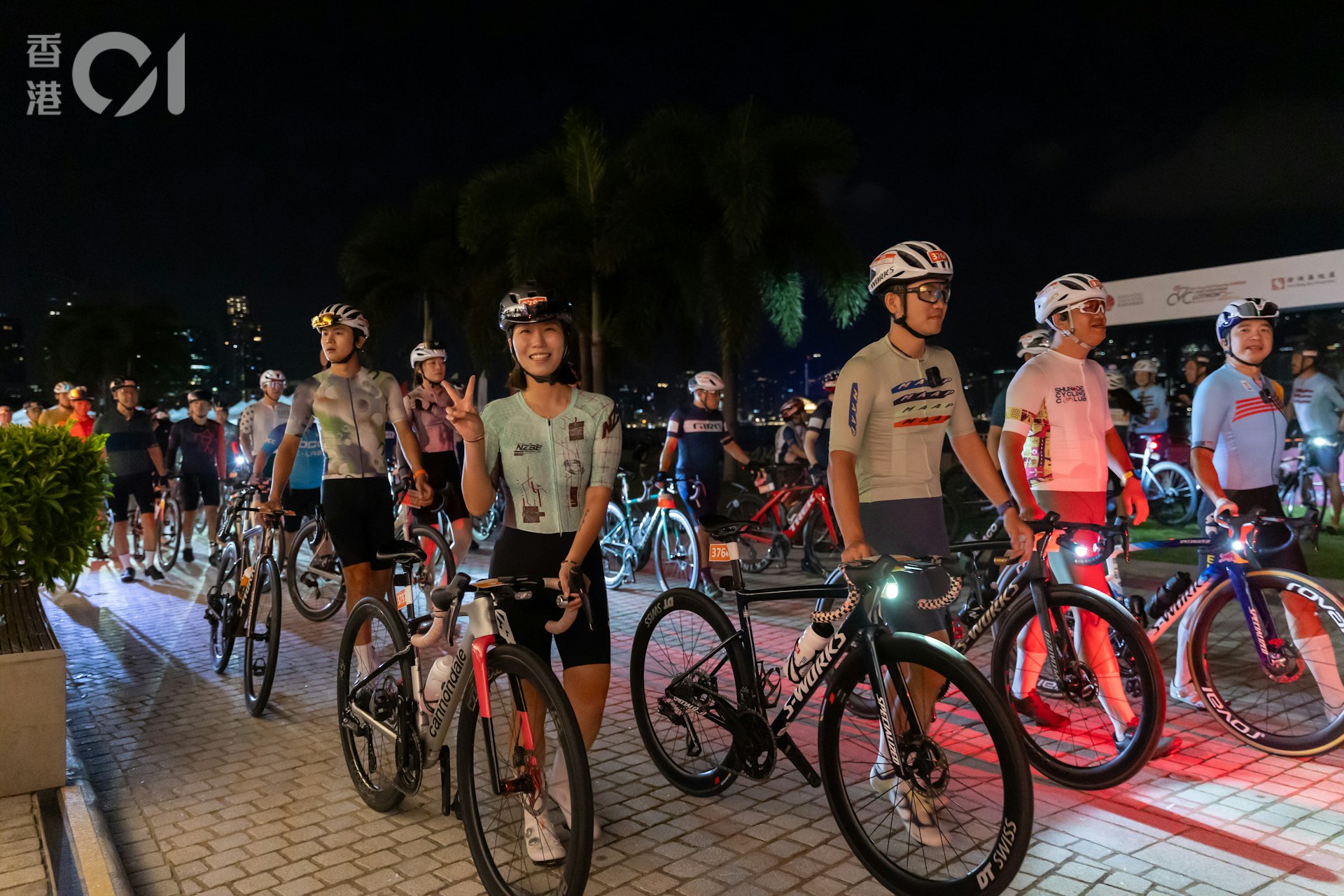 香港單車節今日(11日)舉行,清晨五點多,56公里組別率先起步。