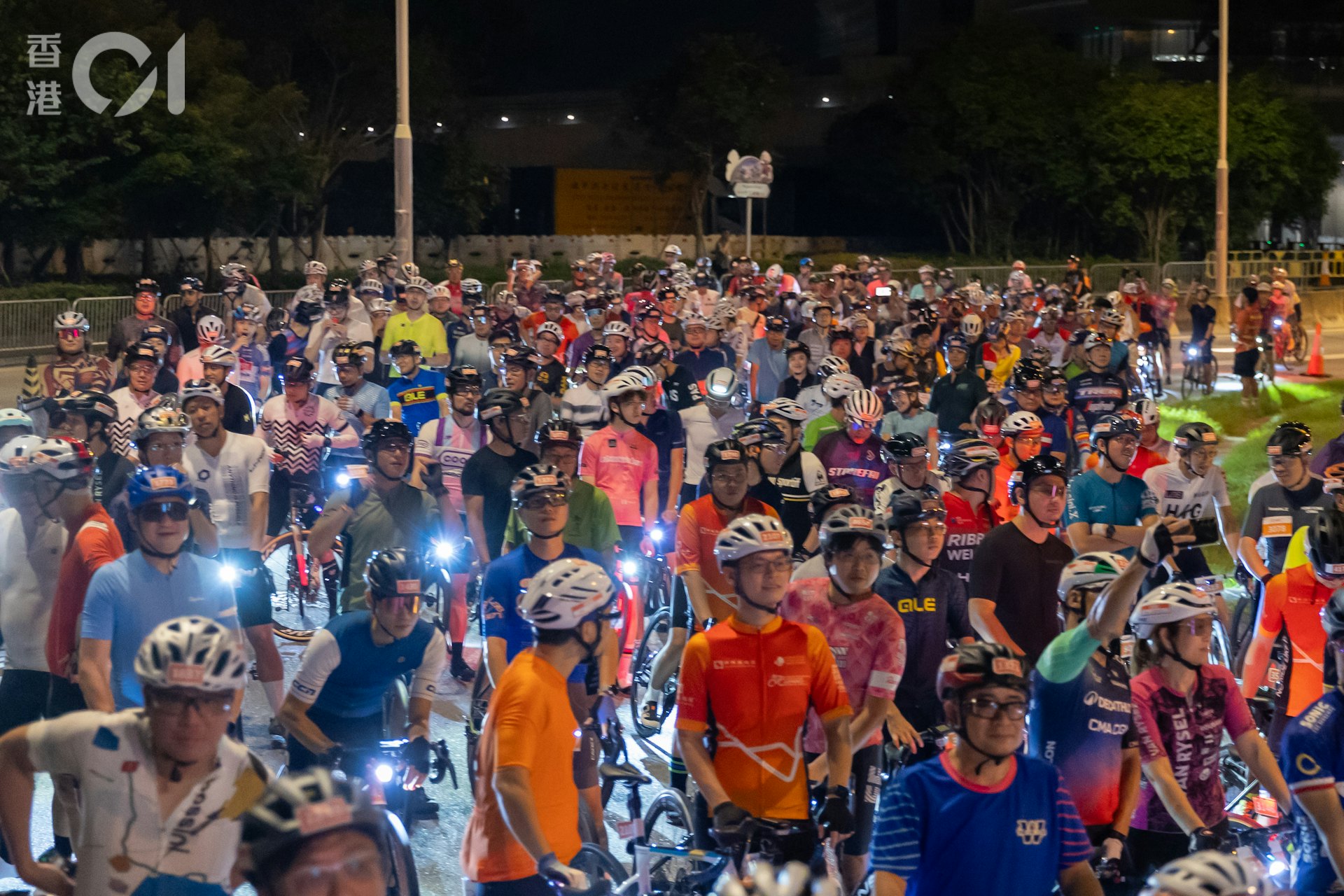 香港單車節今日(11日)舉行,清晨五點多,56公里組別率先起步。
