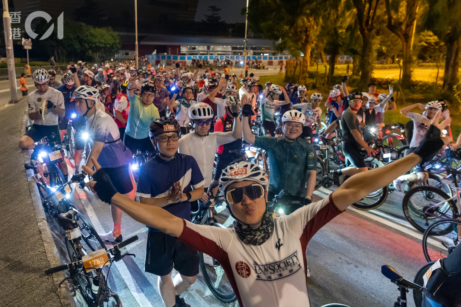香港單車節今日(11日)舉行,清晨五點多,56公里組別率先起步。
