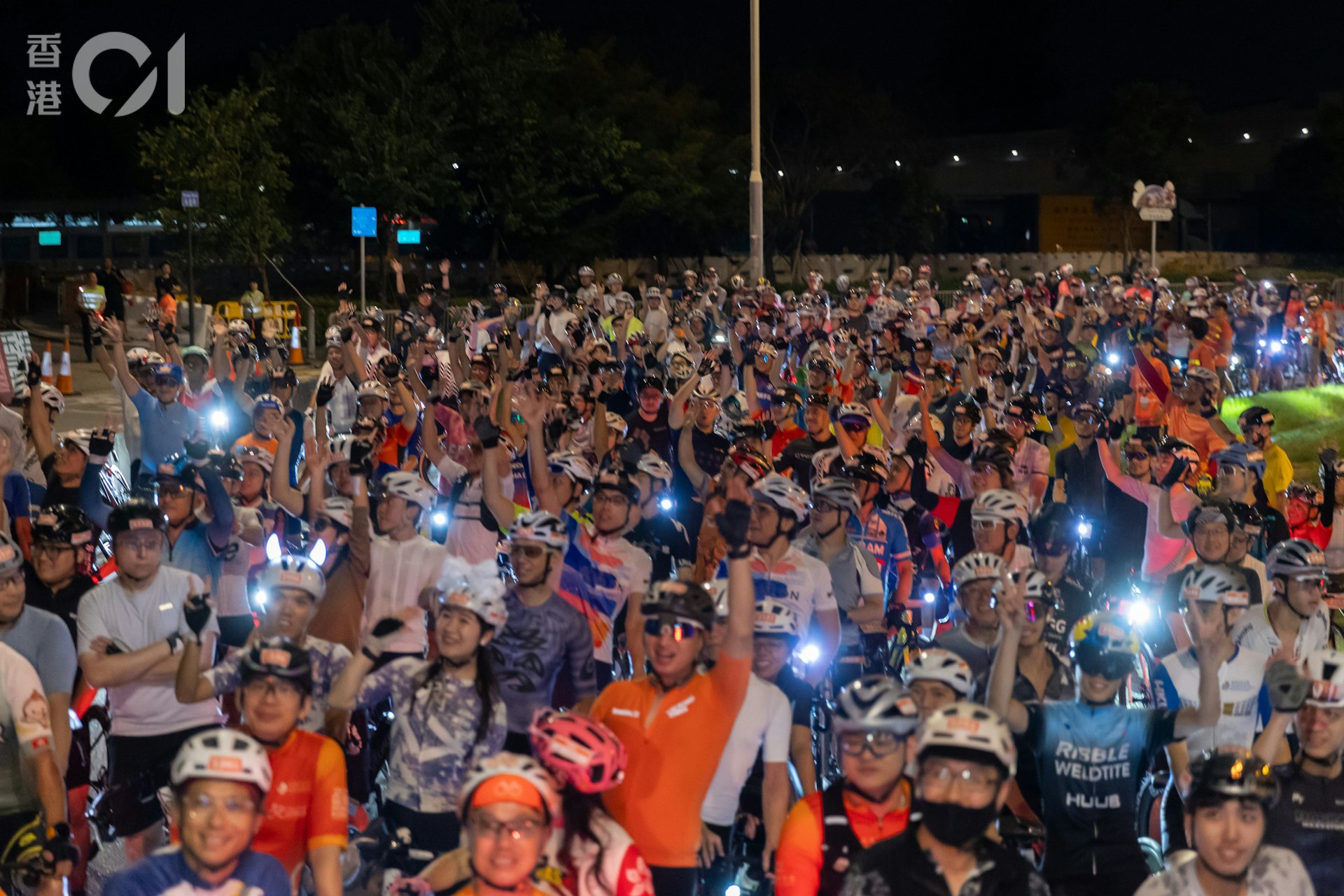香港單車節今日(11日)舉行,清晨五點多,56公里組別率先起步。
