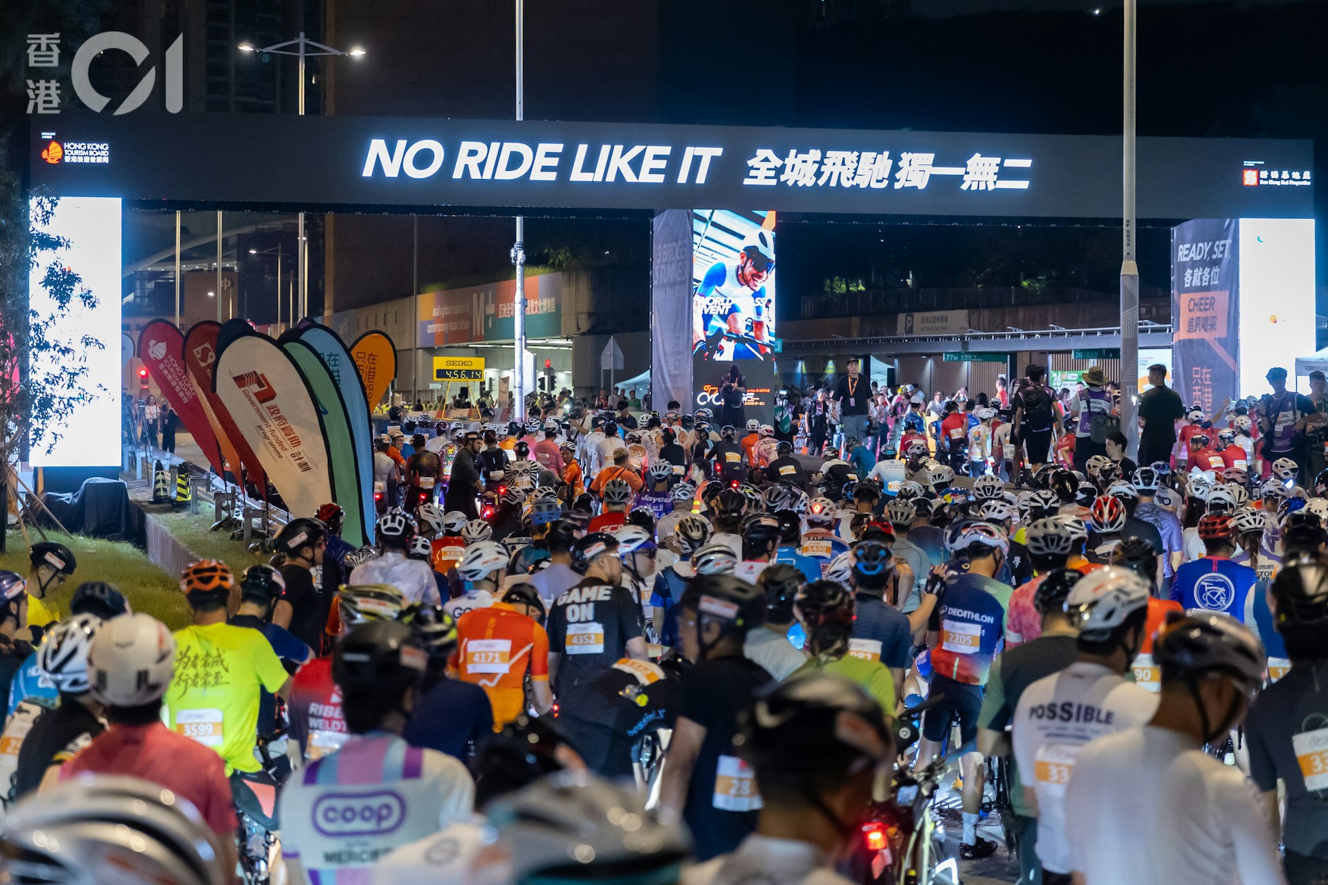 香港單車節今日(11日)舉行,清晨五點多,56公里組別率先起步。