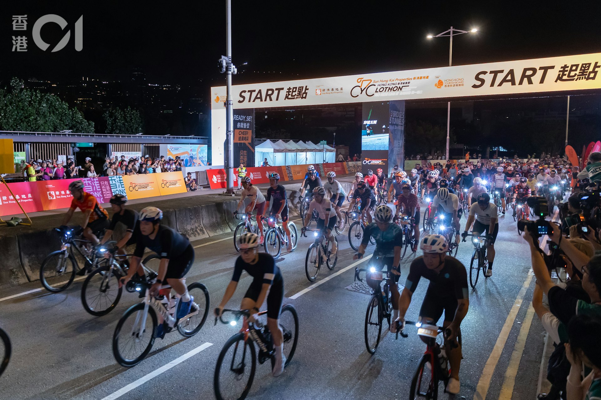 香港單車節今日(11日)舉行,清晨五點多,56公里組別率先起步。