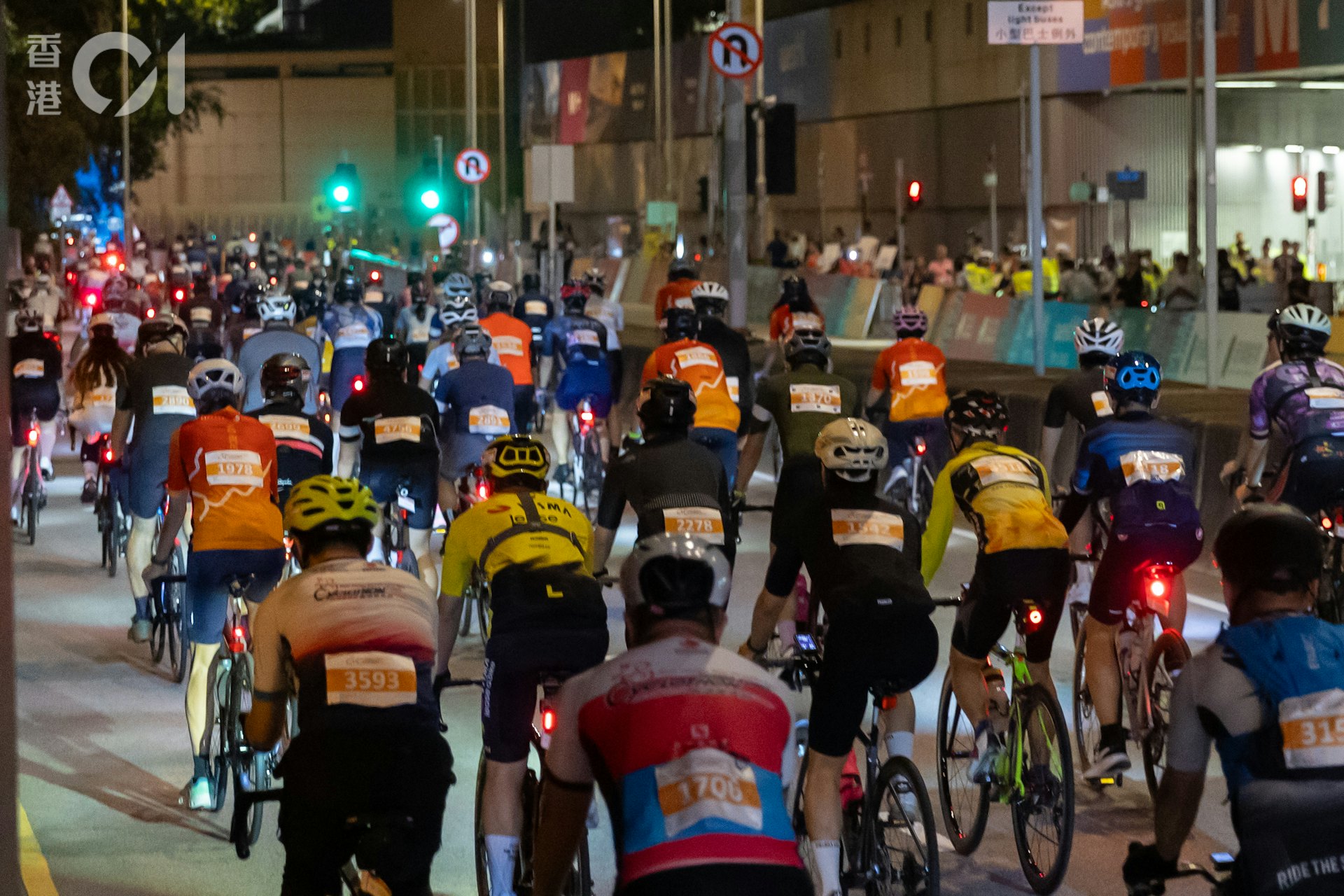 香港單車節今日(11日)舉行,清晨五點多,56公里組別率先起步。