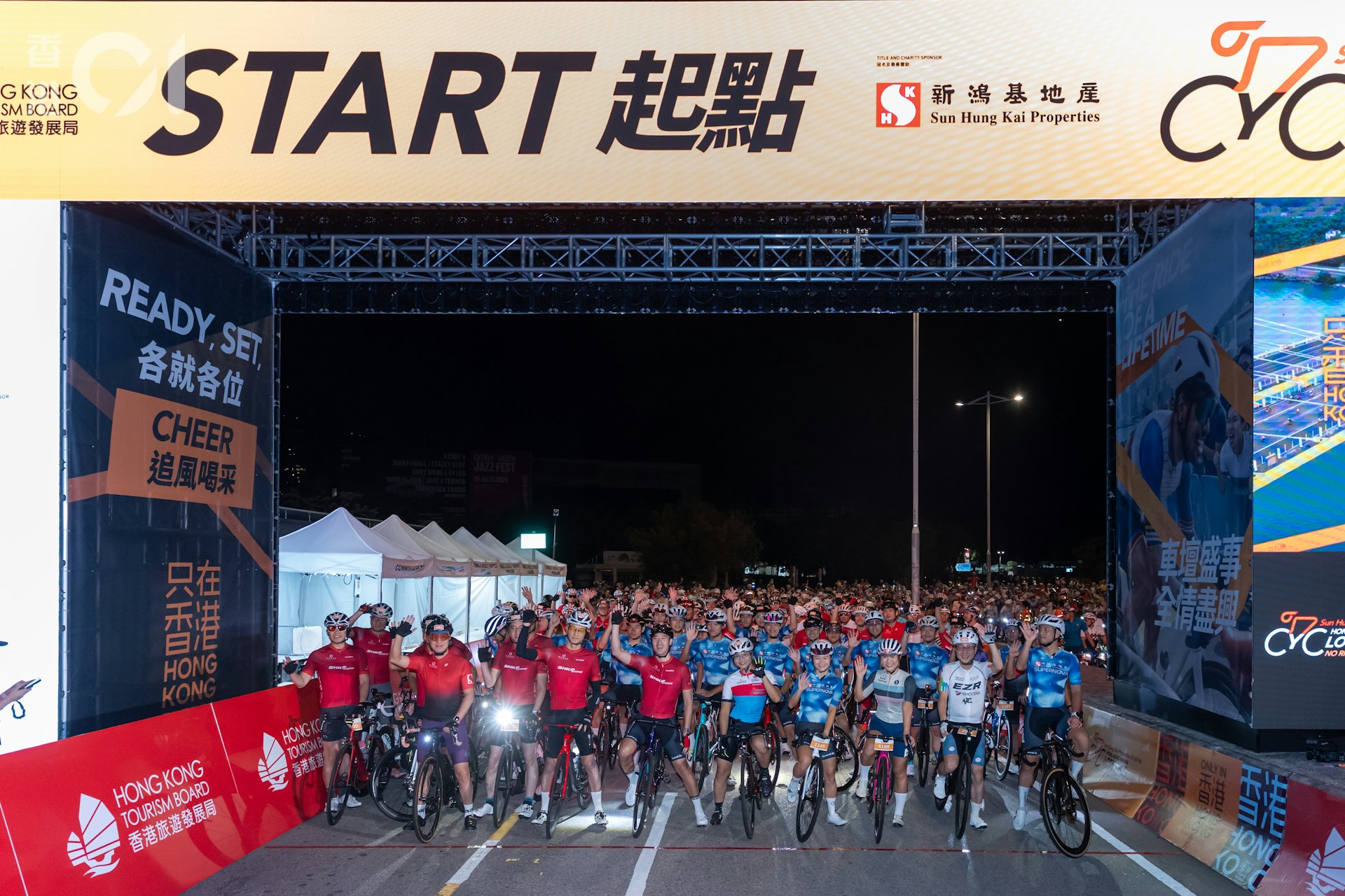 香港單車節今日(11日)舉行,清晨五點多,56公里組別率先起步。