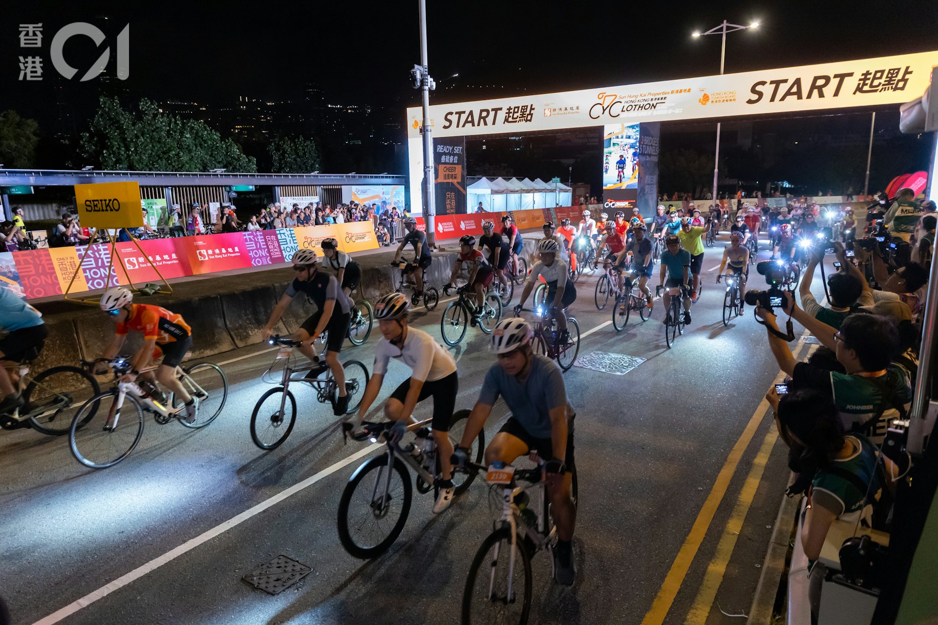 香港單車節今日(11日)舉行,清晨五點多,56公里組別率先起步。