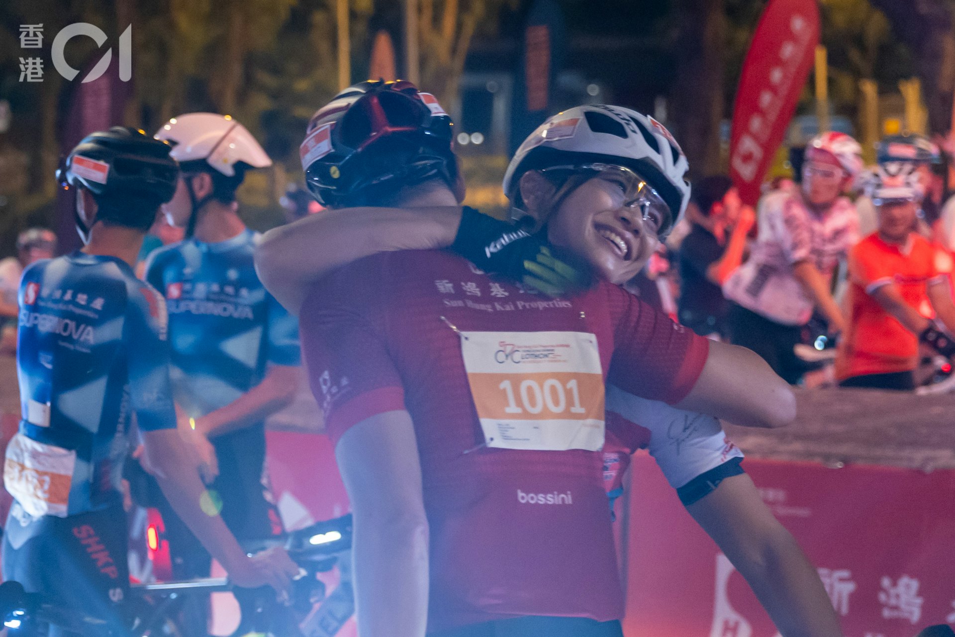 香港單車節今日(11日)舉行,清晨五點多,56公里組別率先起步。