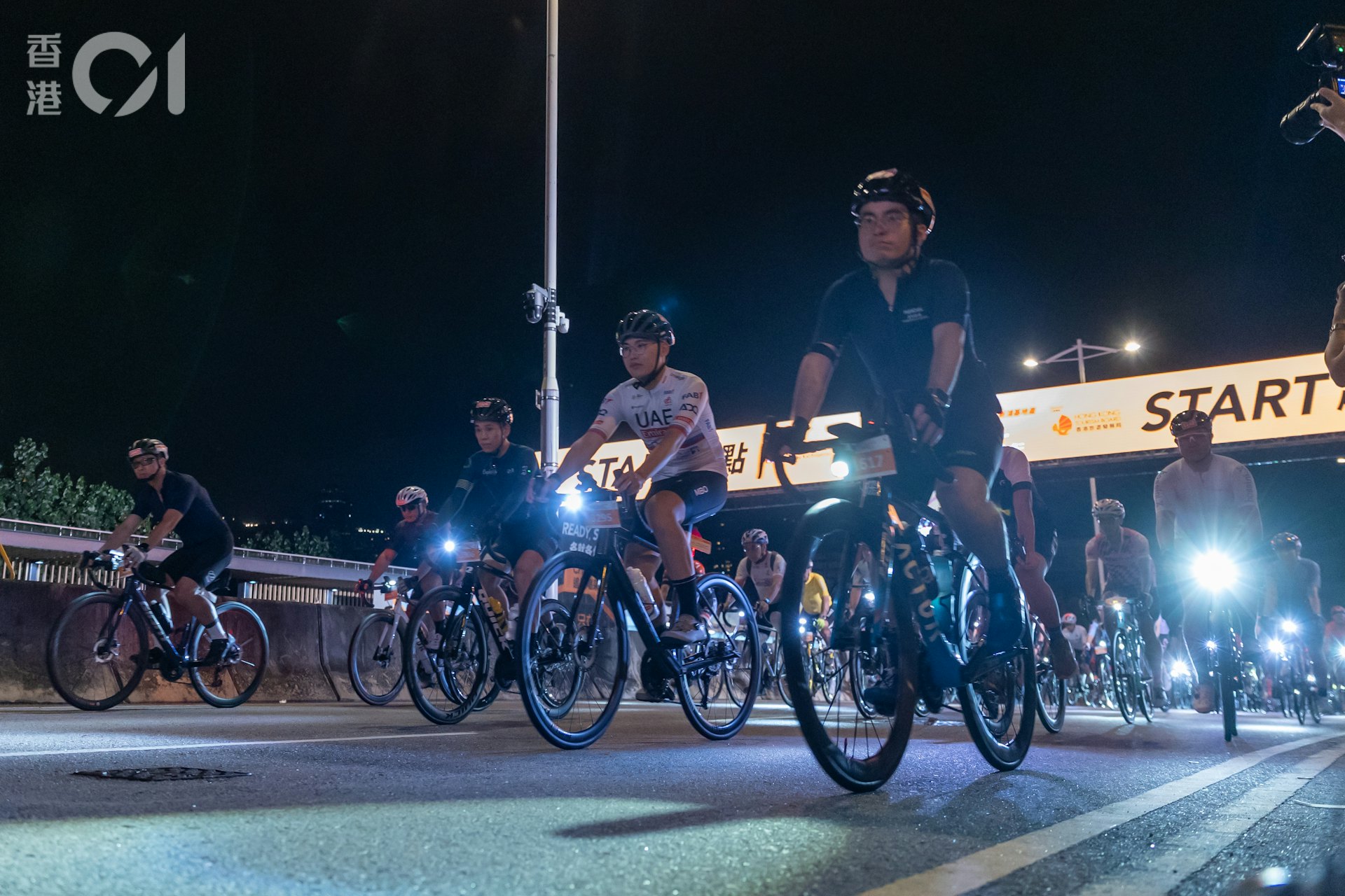 香港單車節今日(11日)舉行,清晨五點多,56公里組別率先起步。