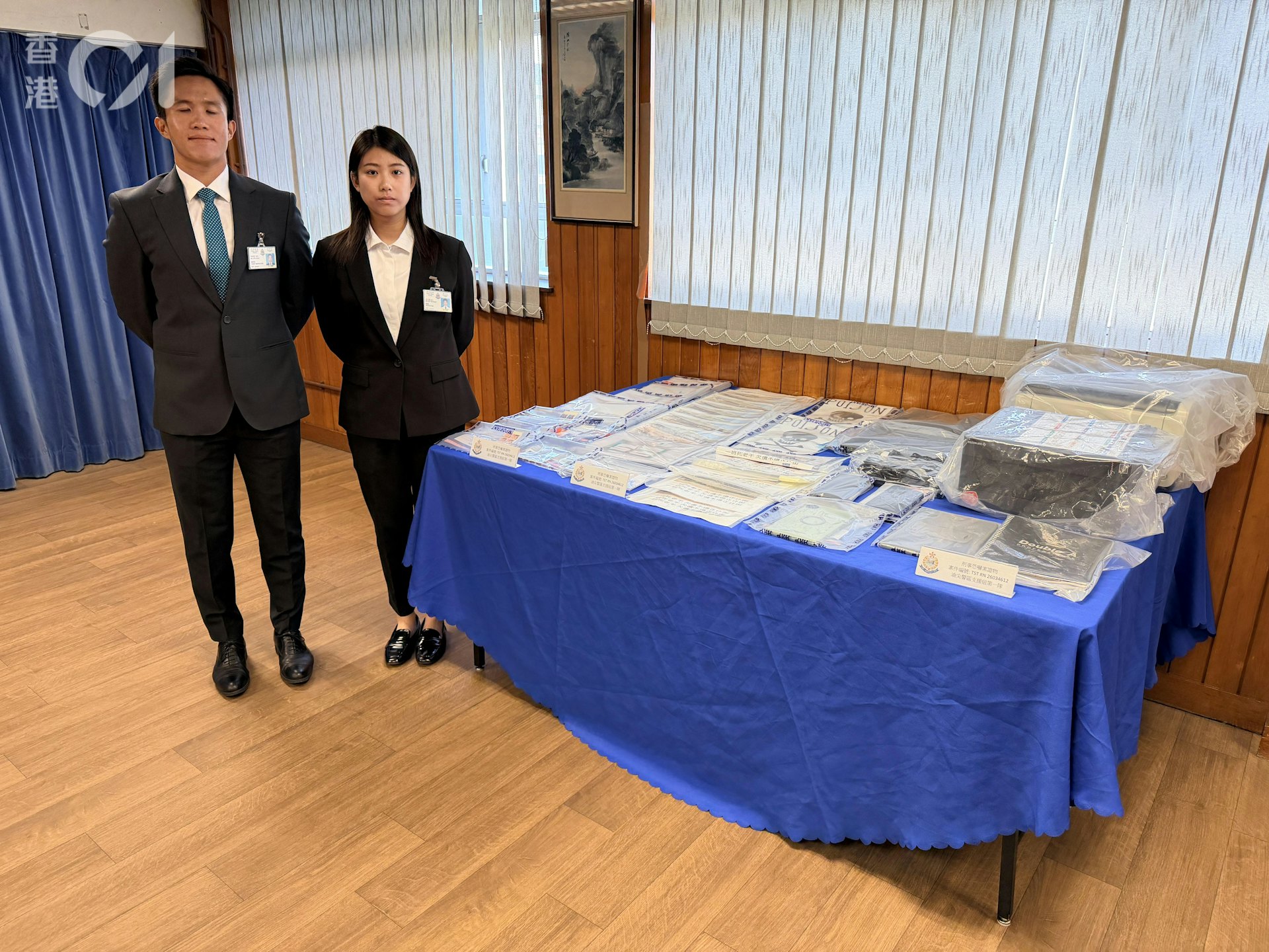 油尖警區刑事調查(一)總督察李祈晉(左)及油尖警區刑事支援隊第一隊督察吳子筠(右)。