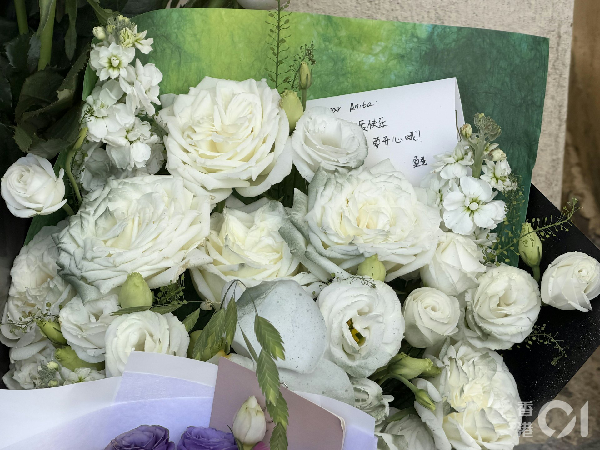 梅艷芳靈位前擺放著多束鮮花及生果等。
