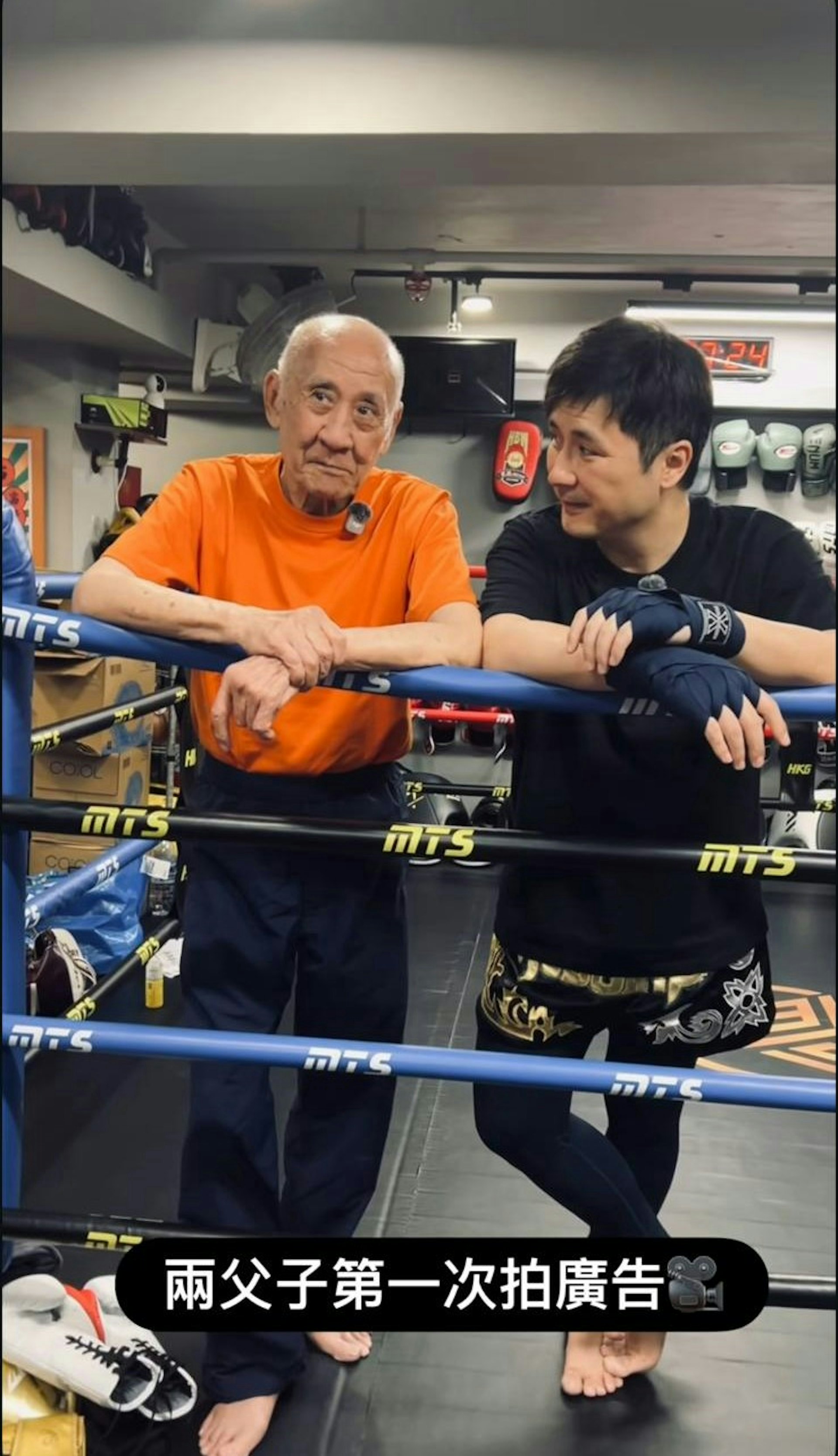李泳豪與父親李家鼎一起拍廣告。