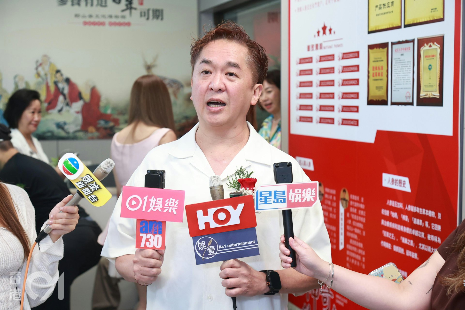 問到可會擔憂長輩的靈位或墳墓,兆尊笑言:「唔使!我啲長輩全部土葬,有排掘。(祥嫂呢?)祥嫂喺自己屋企,屋企最安全,有好多嘢保衛住,狼狗都十幾隻,你入到嚟先算。」