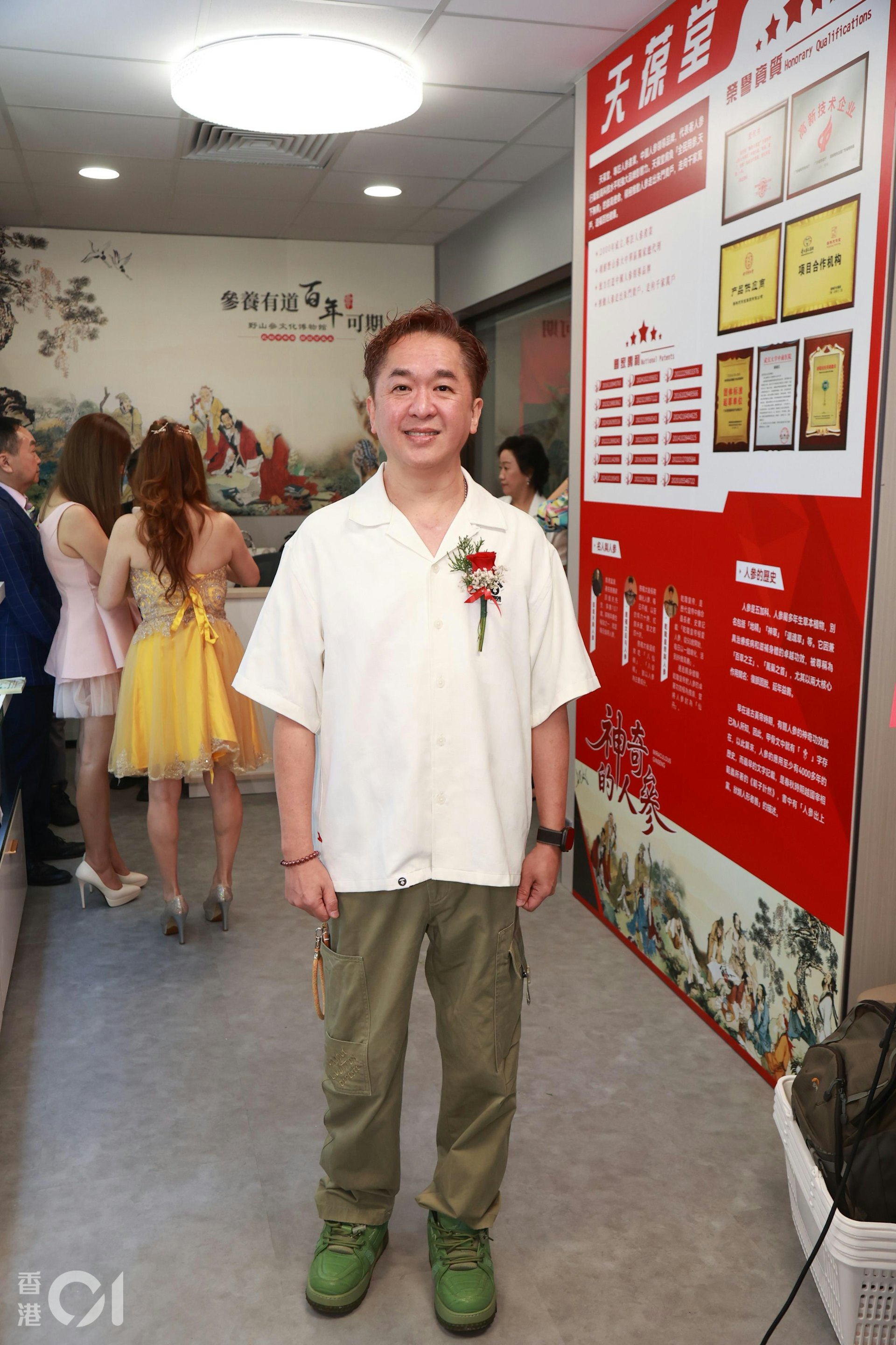 兆尊在網台節目《娛樂好好玩》中點名談及王賢誌,並爆料王賢誌因投資與賭博恐欠債近億元。兆尊表示:「我覺得有呢個數,以佢屋企家庭背景嘅話,其次要去到走去第二度,一定係不斷嘅需索,而屋企對呢個人死咗心先會。」