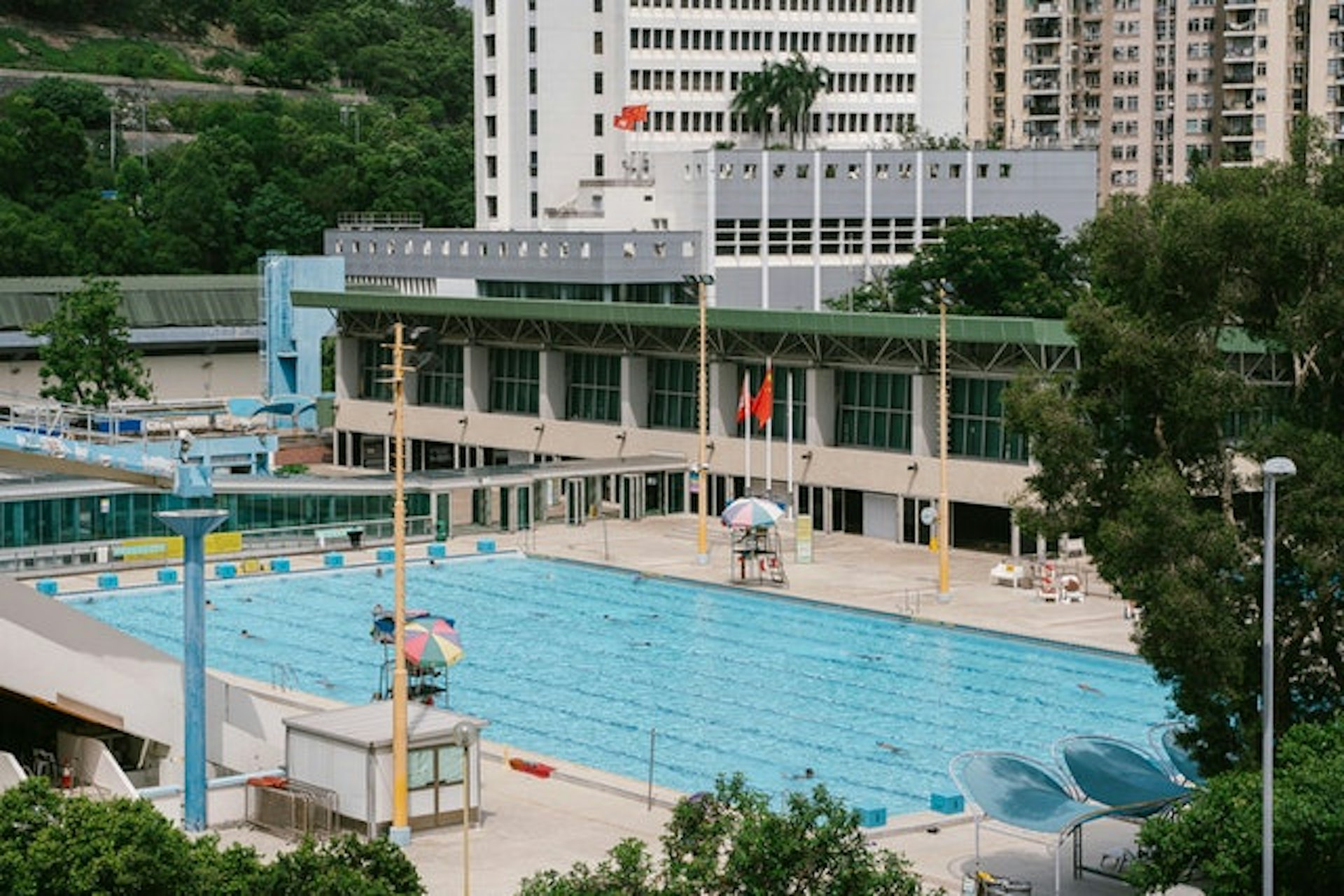 康文署逾1.2億外判6泳池救生服務 周小松促檢視倡只外判夏季池 康文署逾1.2億外判6泳池救生服務 周小松促檢視倡只外判夏季池